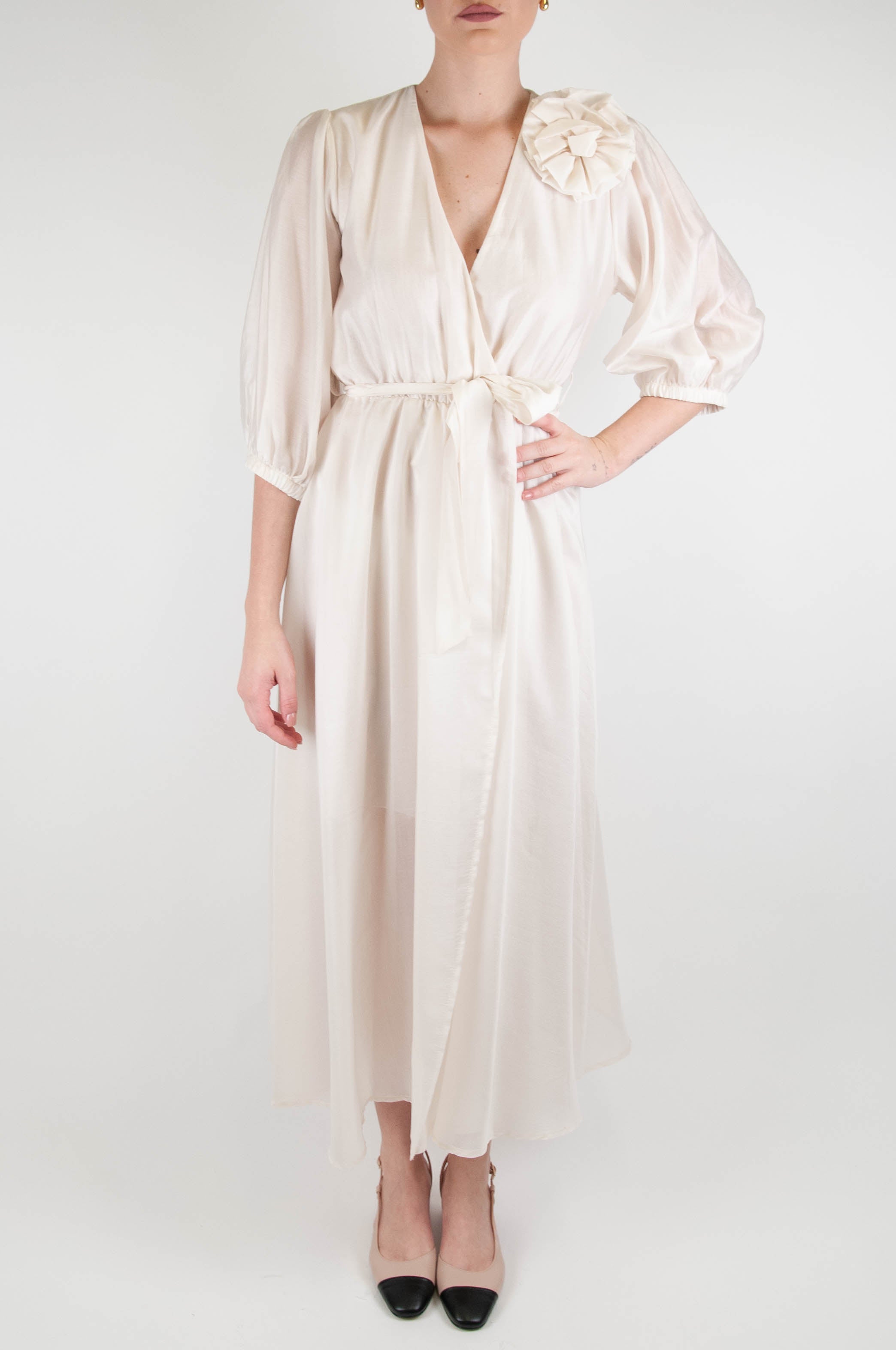 Tensione in - Chemisier con manica a tre quarti e spilla a fiore