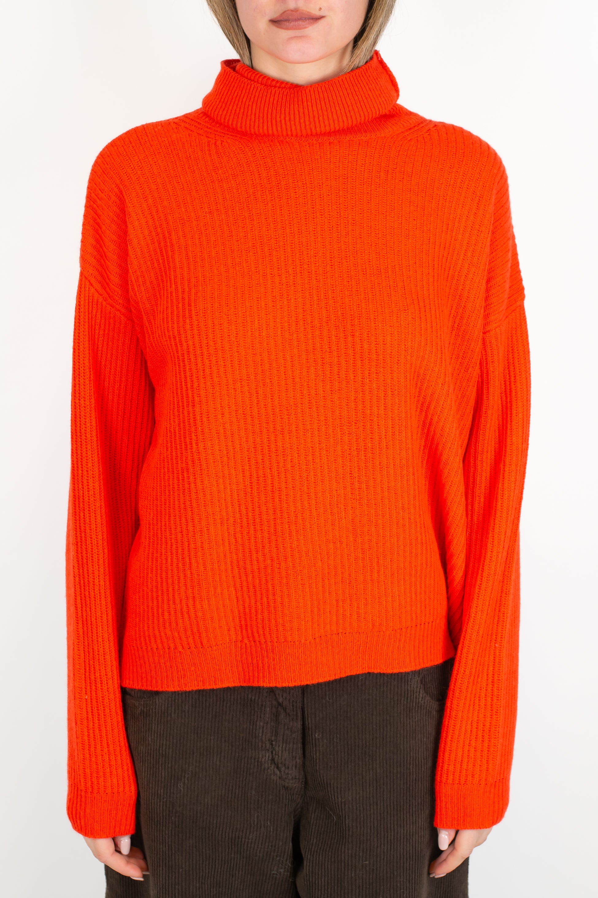 Tensione in - Dolcevita a costine in misto lana e cashmere