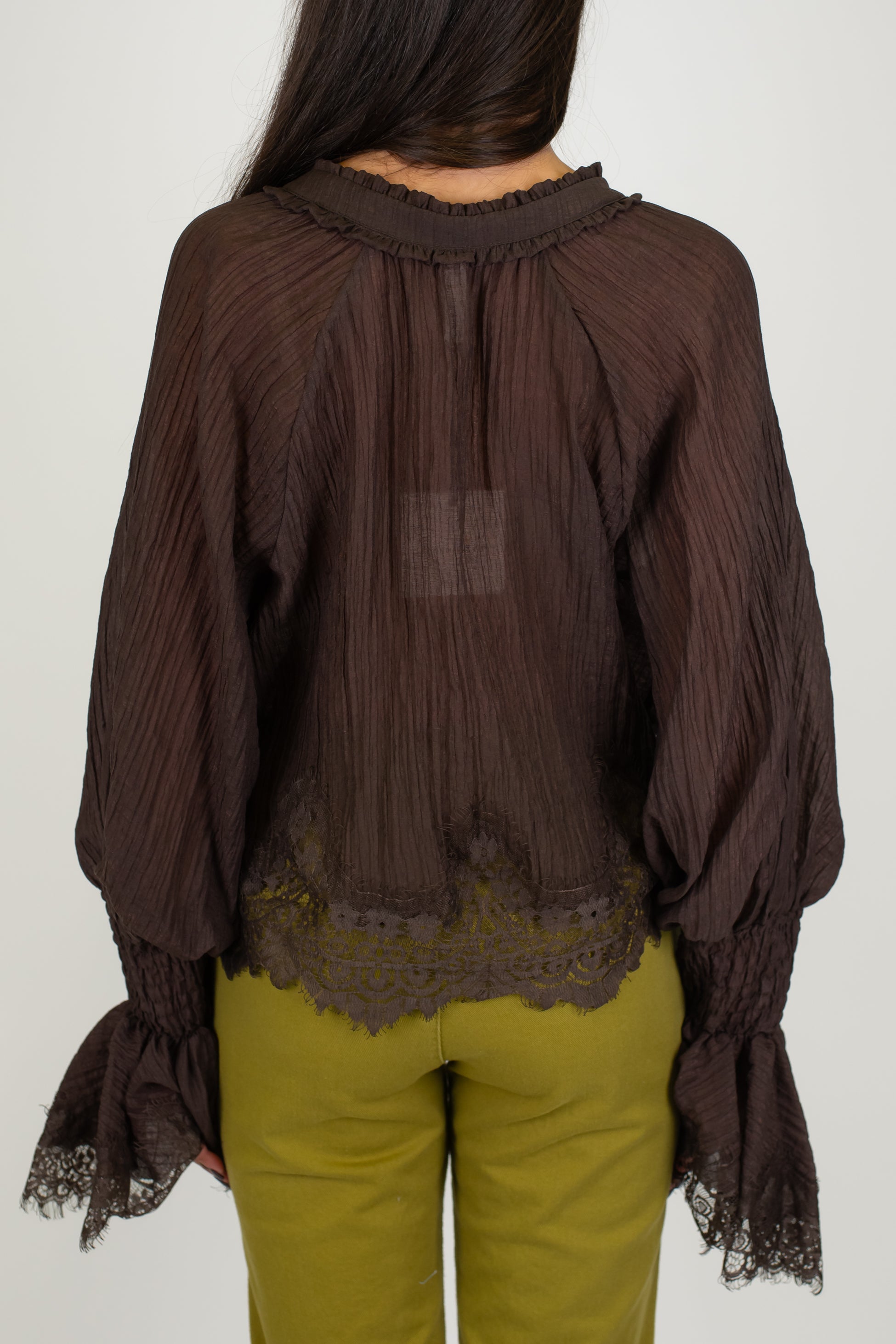 Tensione in - Camicia scollo a V in lyocell con manica a campana e fondo in pizzo