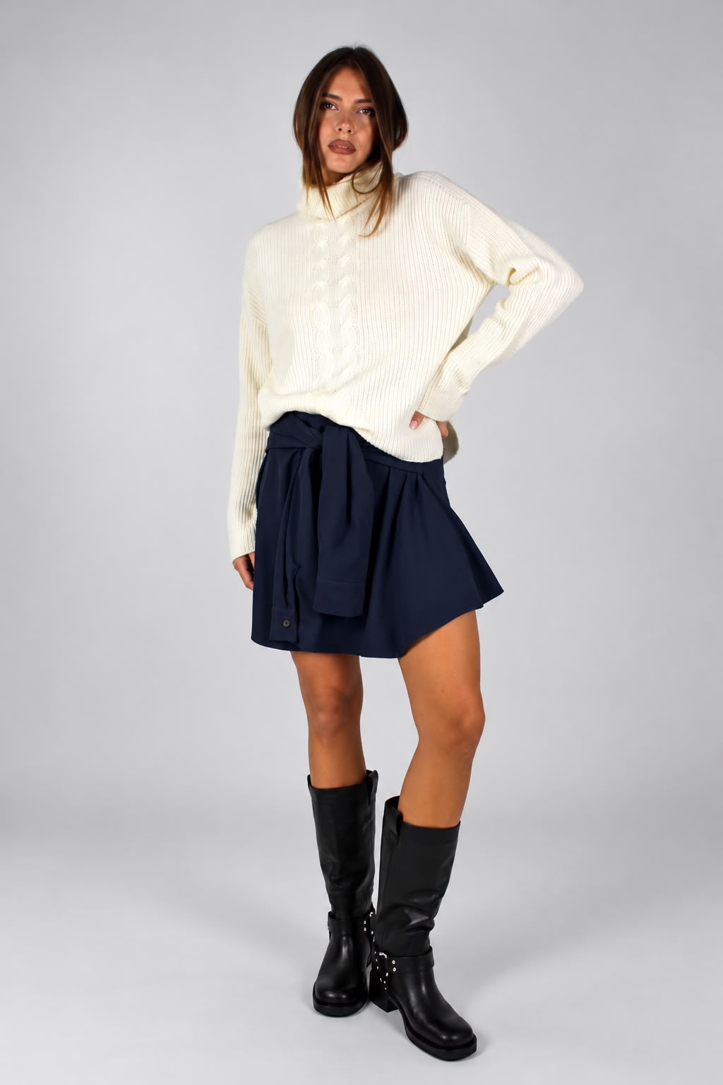 Tensione in - Gonna-Shorts con nodo finte maniche e chisura zip sul retro