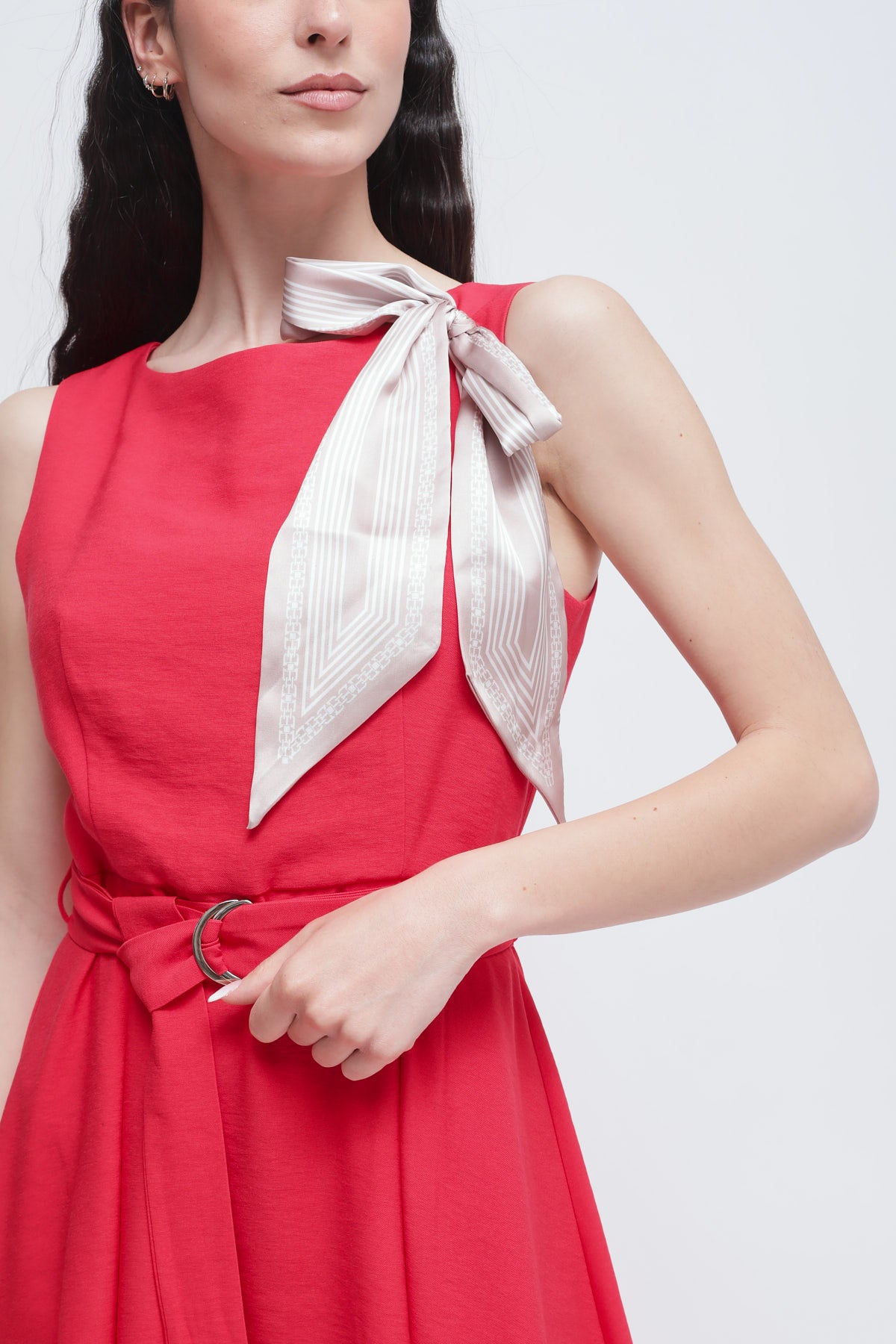 Maryley - Abito lungo giromaniche con spilla foulard e chiusura zip sul retro