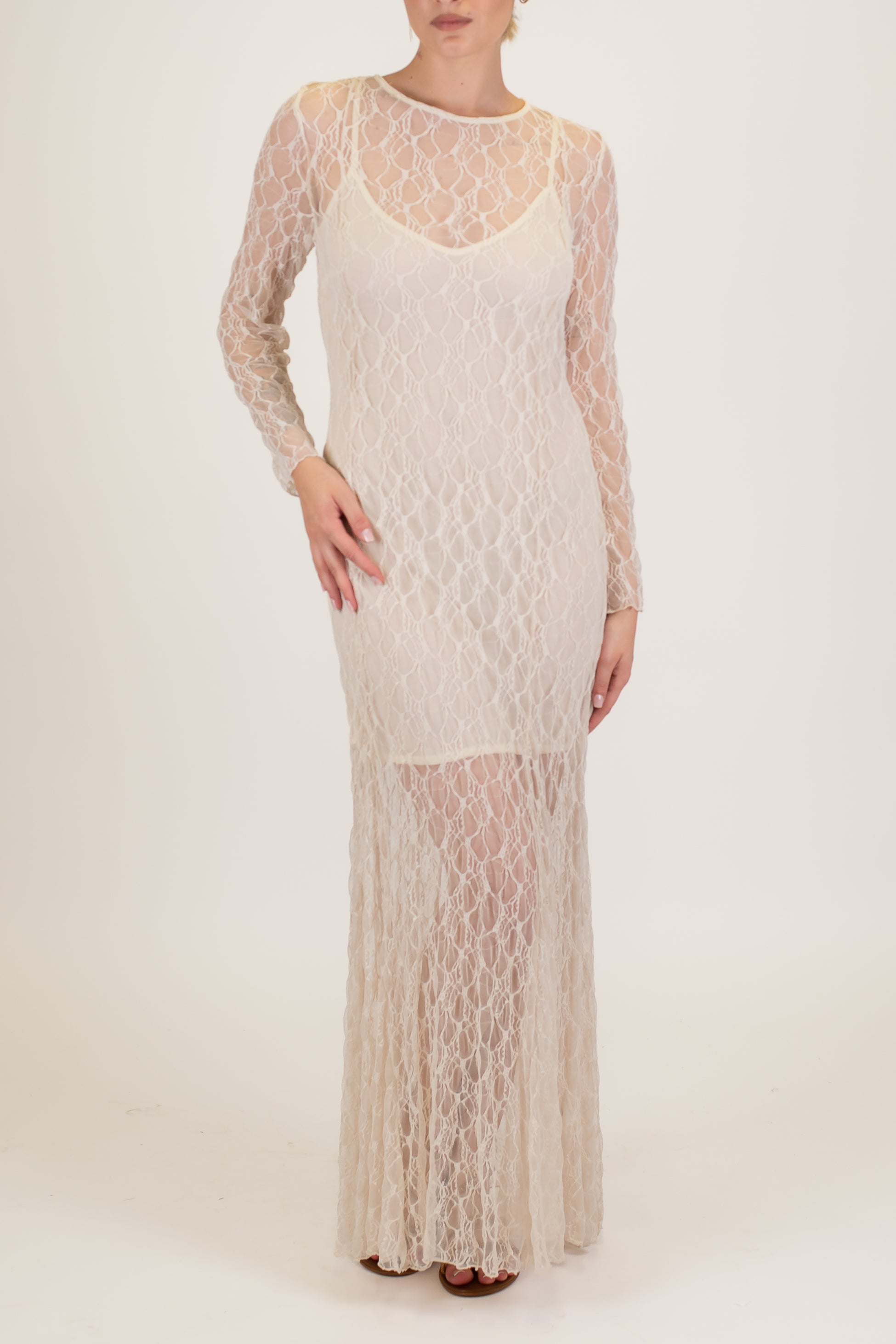 Tensione in - Abito lungo ricamato in pizzo con manica lunga e sottanina