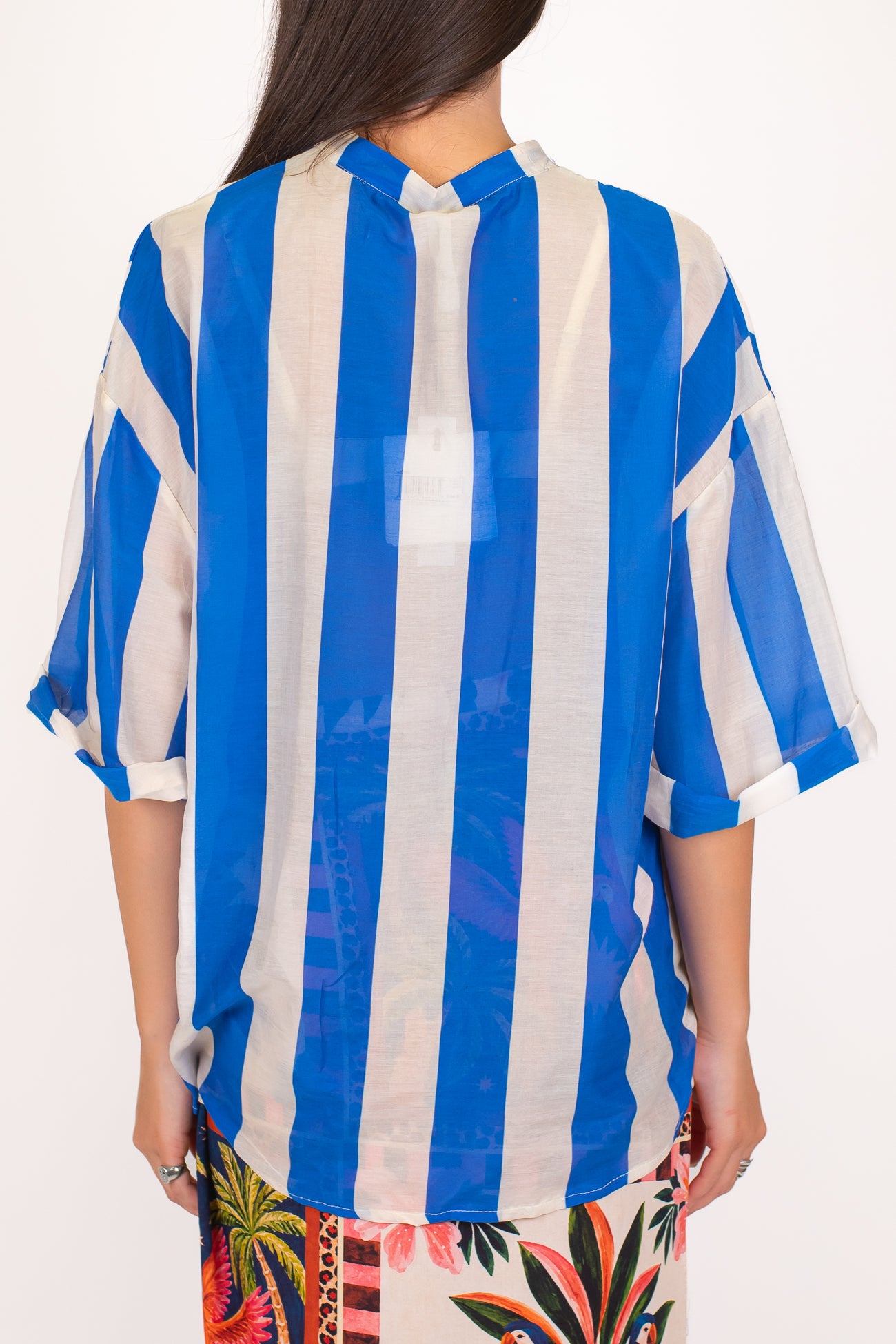 Tensione in - Camicia over mezzamanica fantasia a righe in misto seta con collo coreano