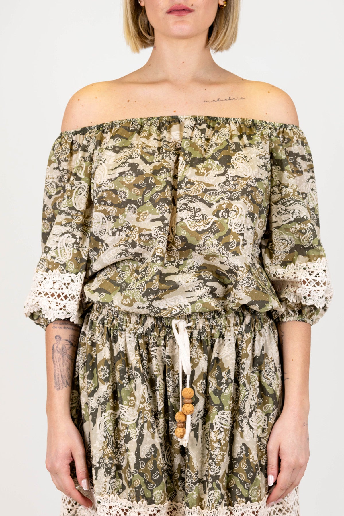 Motel - Top scollo shiffer fantasia bandana in cotone con dettagli in crochet