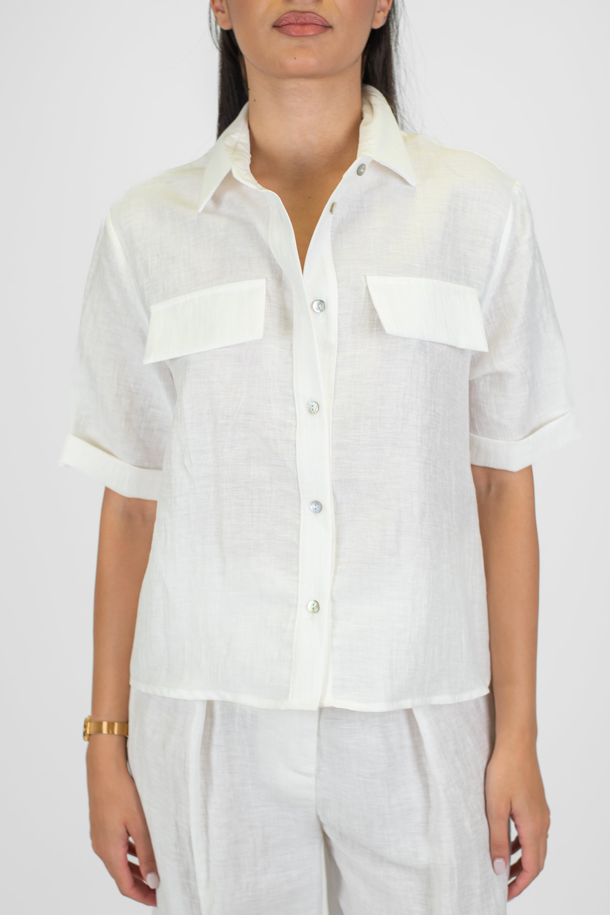 Tensione in - Camicia mezzamanica in lino con tasconi avanti