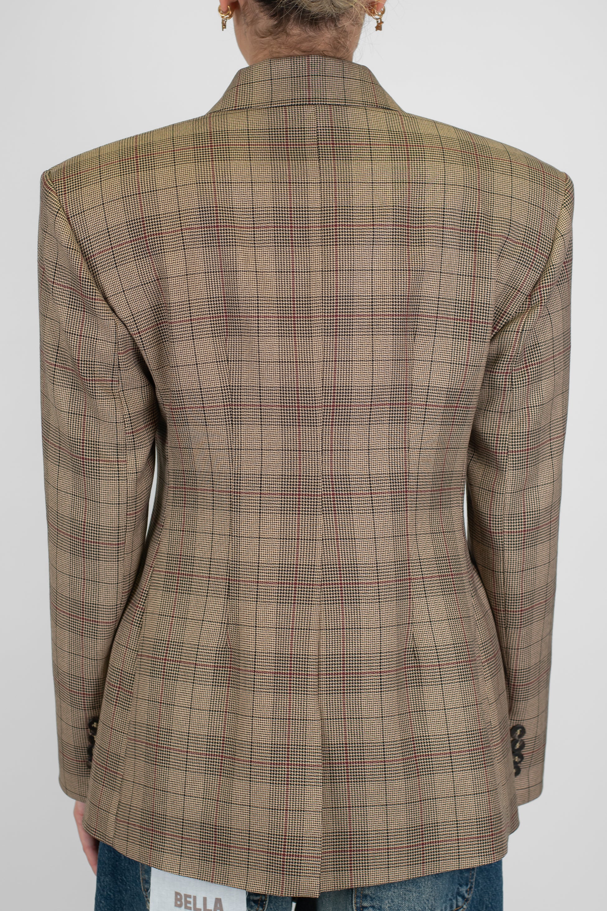 Tensione in -Giacca fantasia quadri con chiusura bottone decentrato, spalline e spilla gioiello