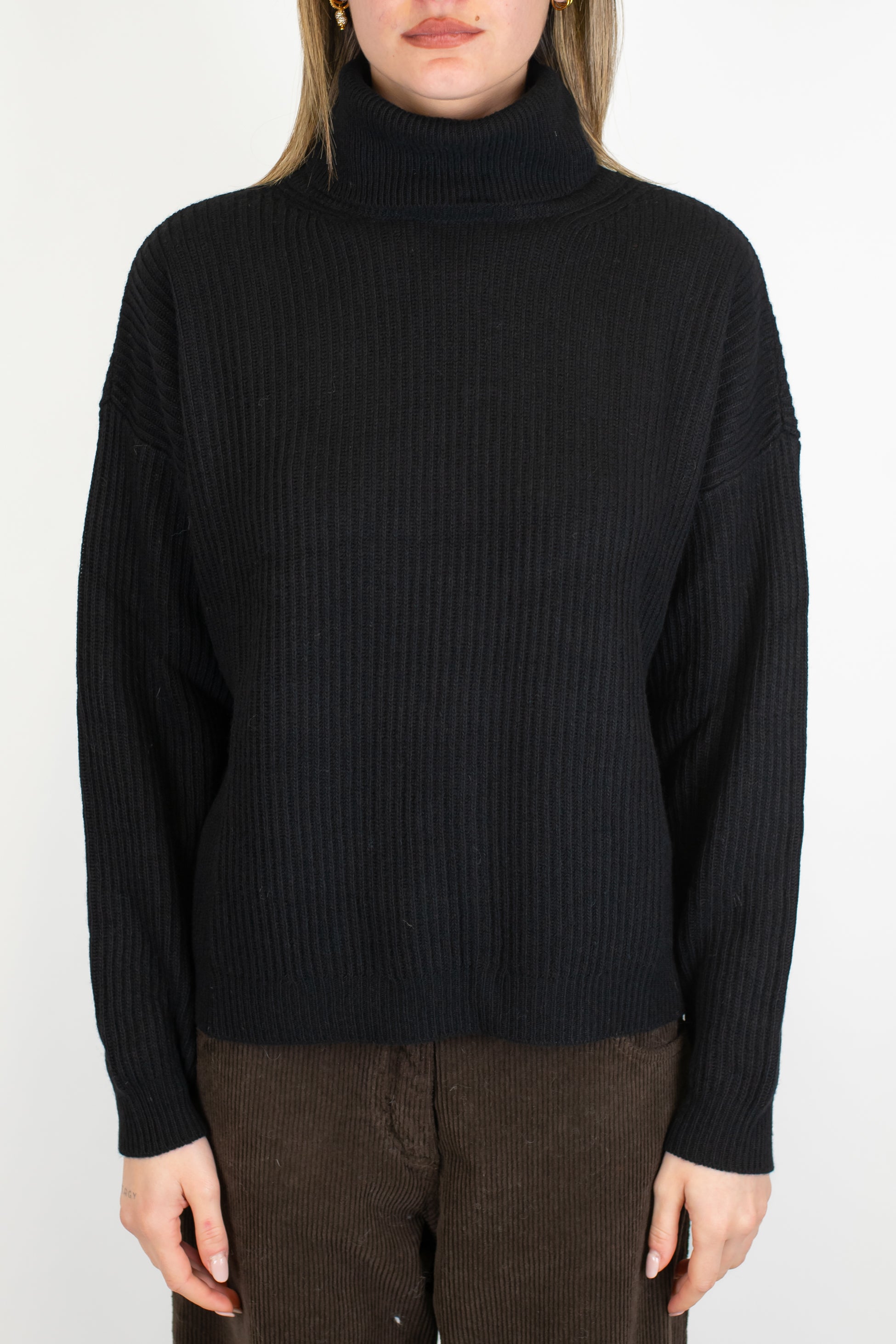 Tensione in - Dolcevita a costine in misto lana e cashmere