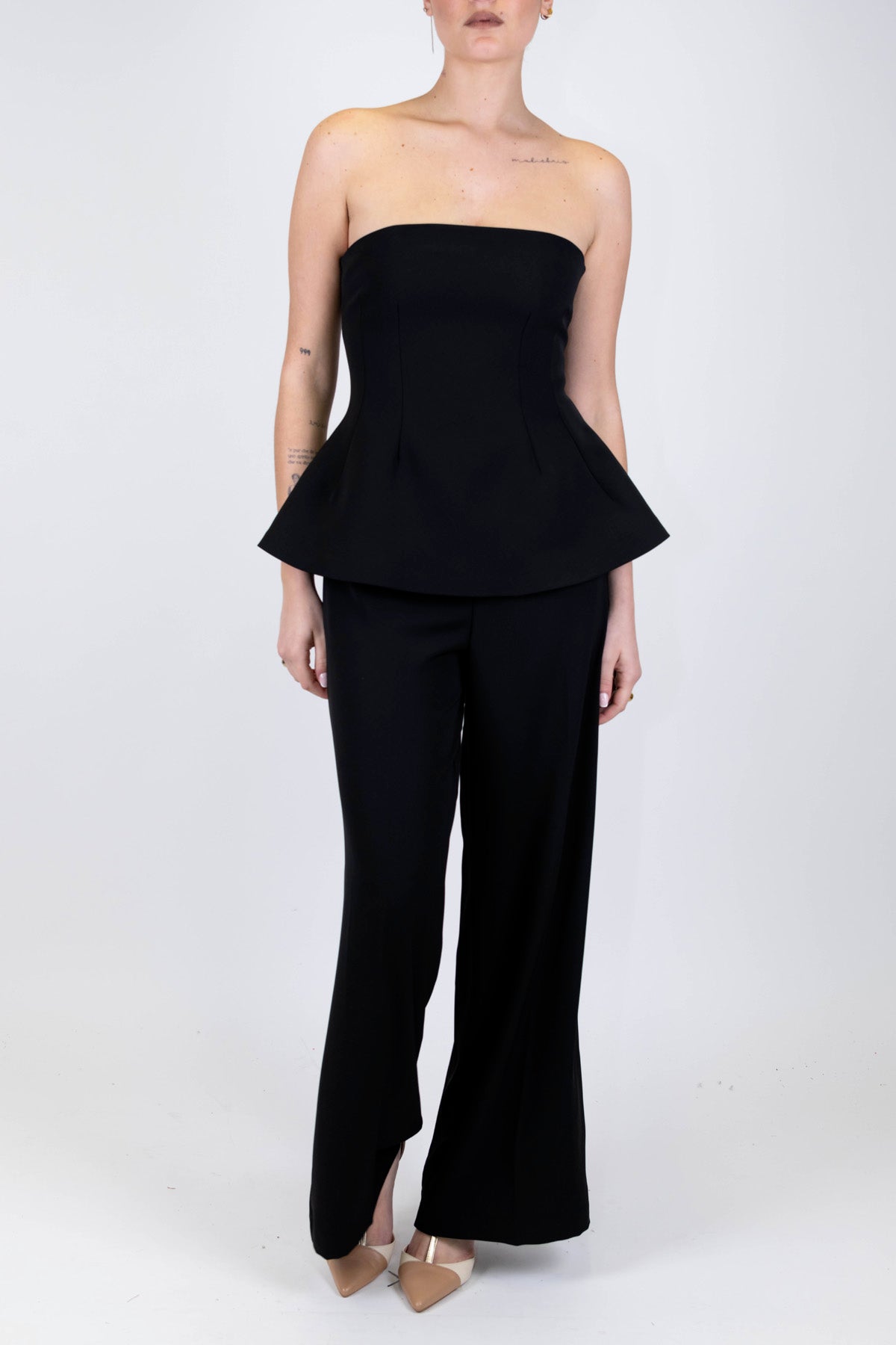 Tensione in - Tuta a fascia in tessuto fluido con pantalone palazzo e chiusura zip sul retro