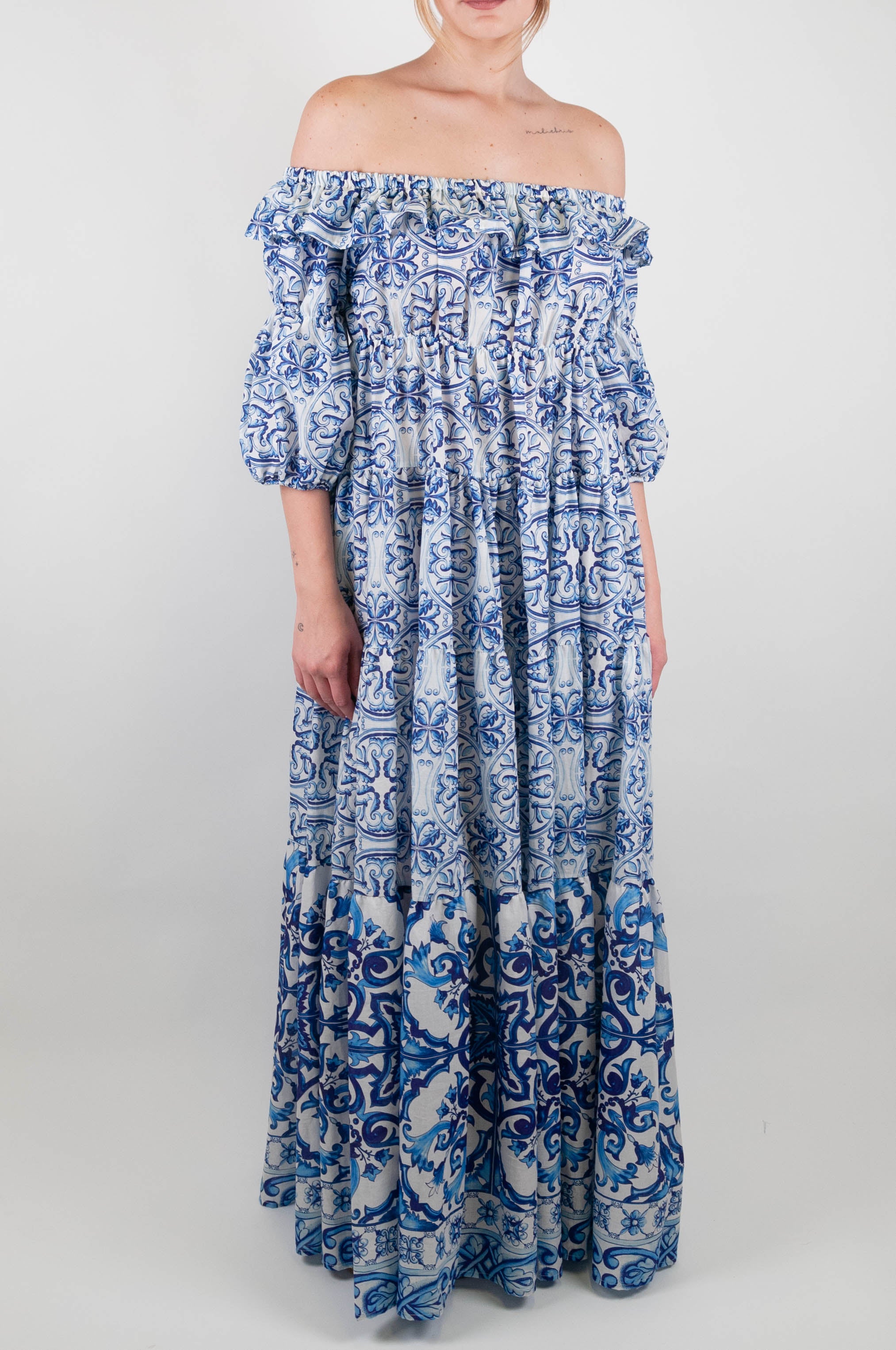 Dixie Abito lungo fantasia maioliche con scollo shiffer e balze