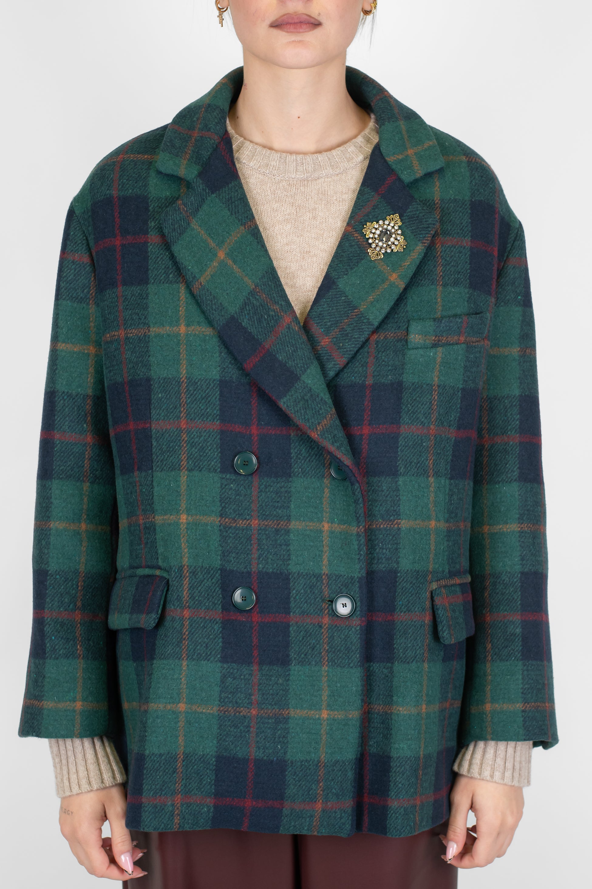 Tensione in - Giacca doppiopetto over fantasia check con spilla