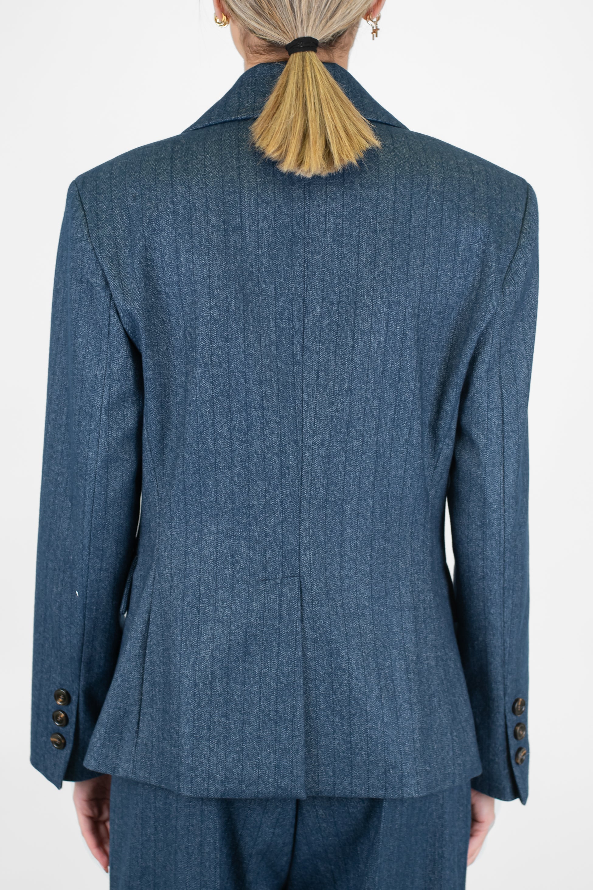 Tensione in - Giacca doppiopetto gessata con rever ampio a lancia