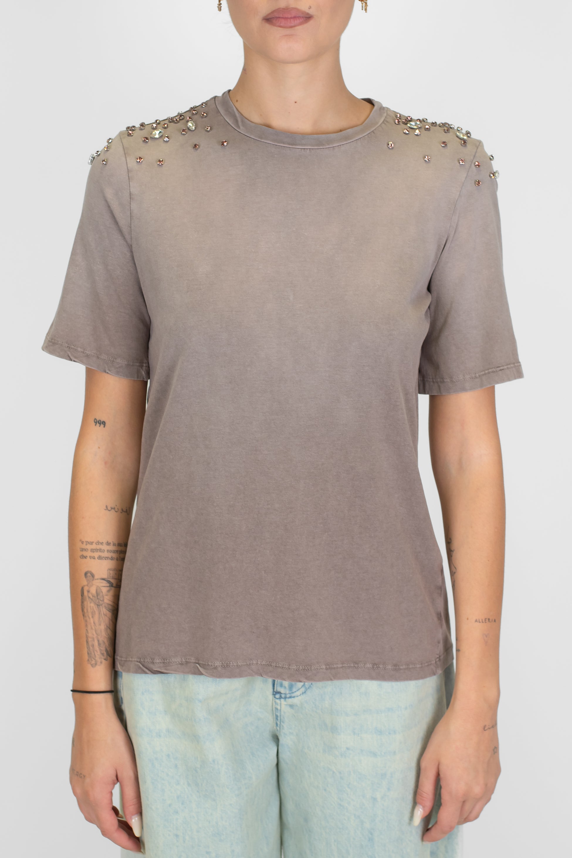Tensione in - T-shirt con pietre gioiello sulle spalle