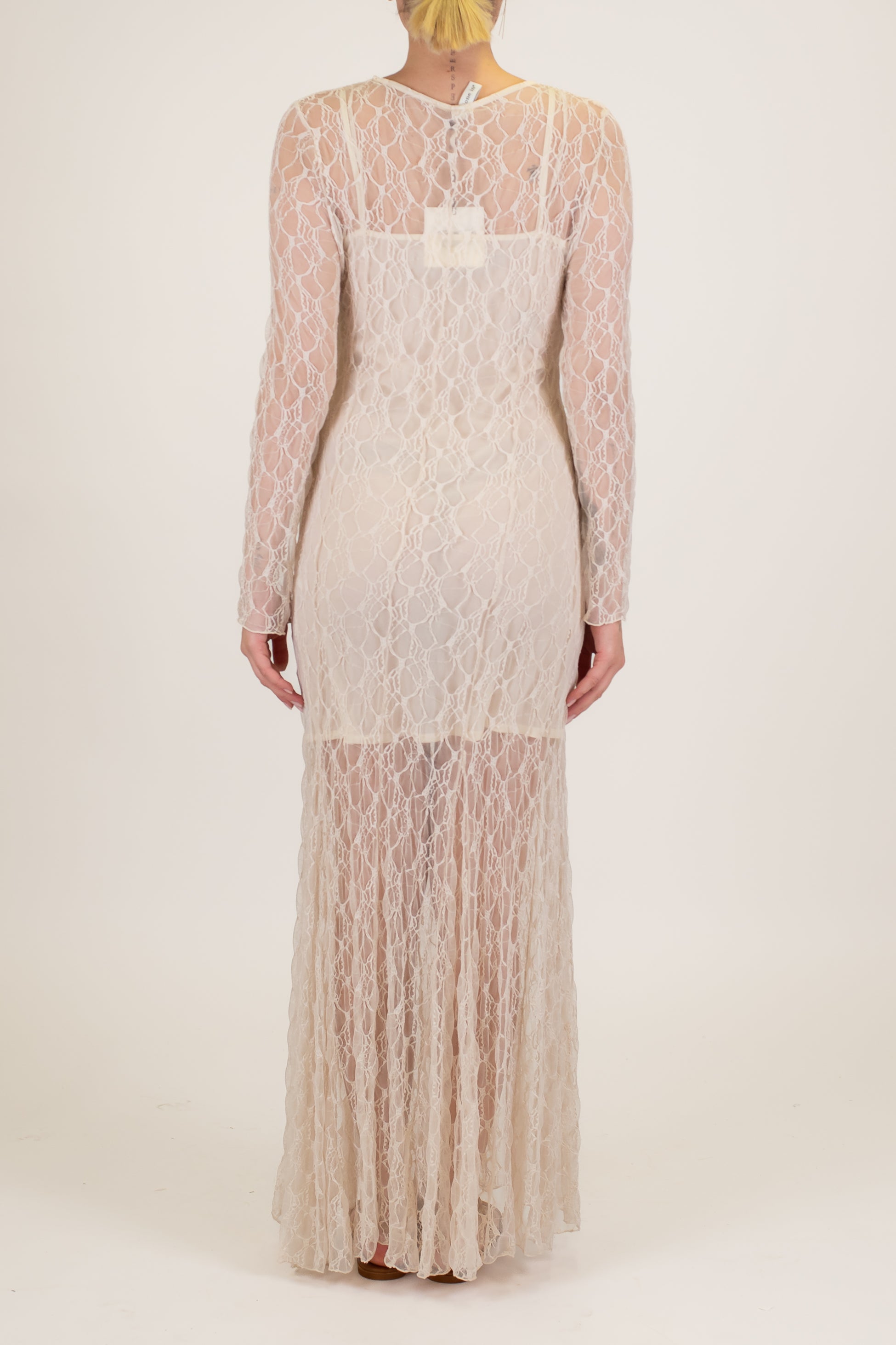 Tensione in - Abito lungo ricamato in pizzo con manica lunga e sottanina
