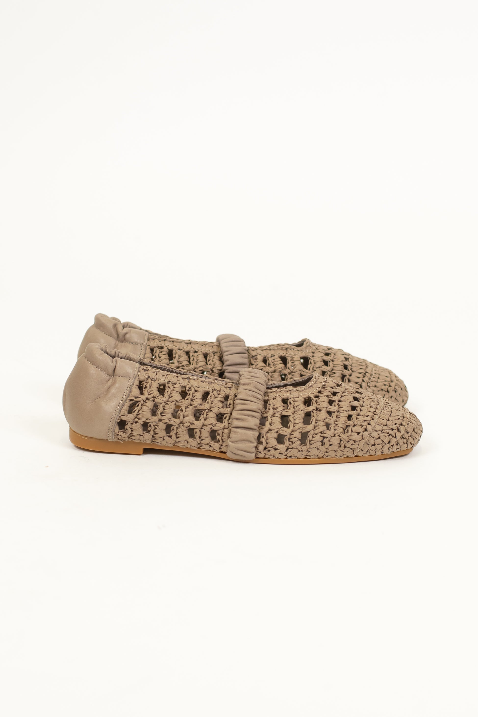 Ovyé - Ballerina in rafia con elastico e retro in pelle