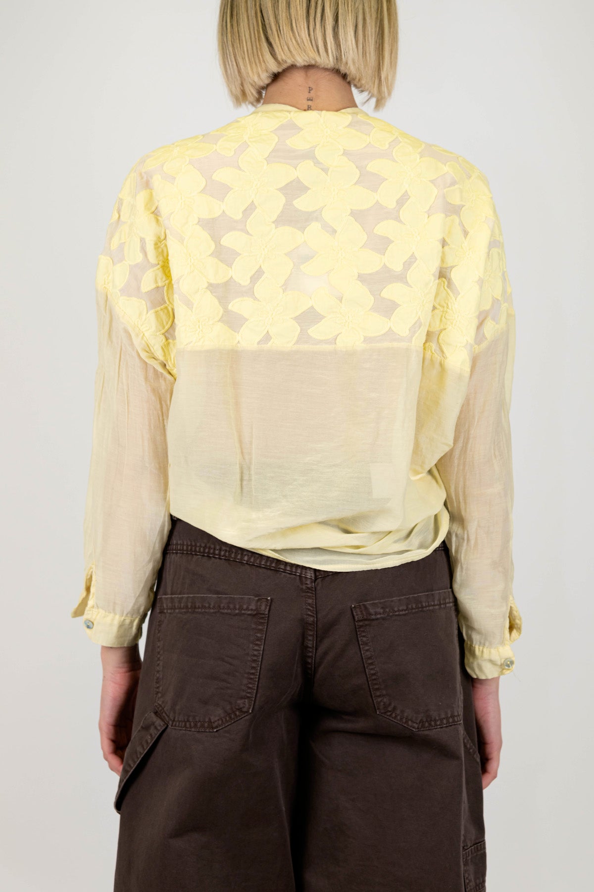 Tensione in - Camicia fantasia floreale ricamata in misto seta, con nodo sul fondo