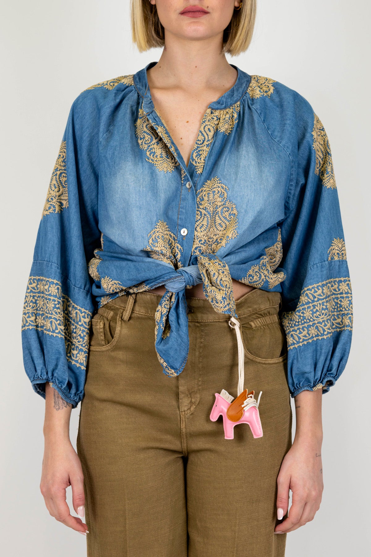 Tensione in - Camicia in cahmbray con ricami a contrasto e nodo sul fondo