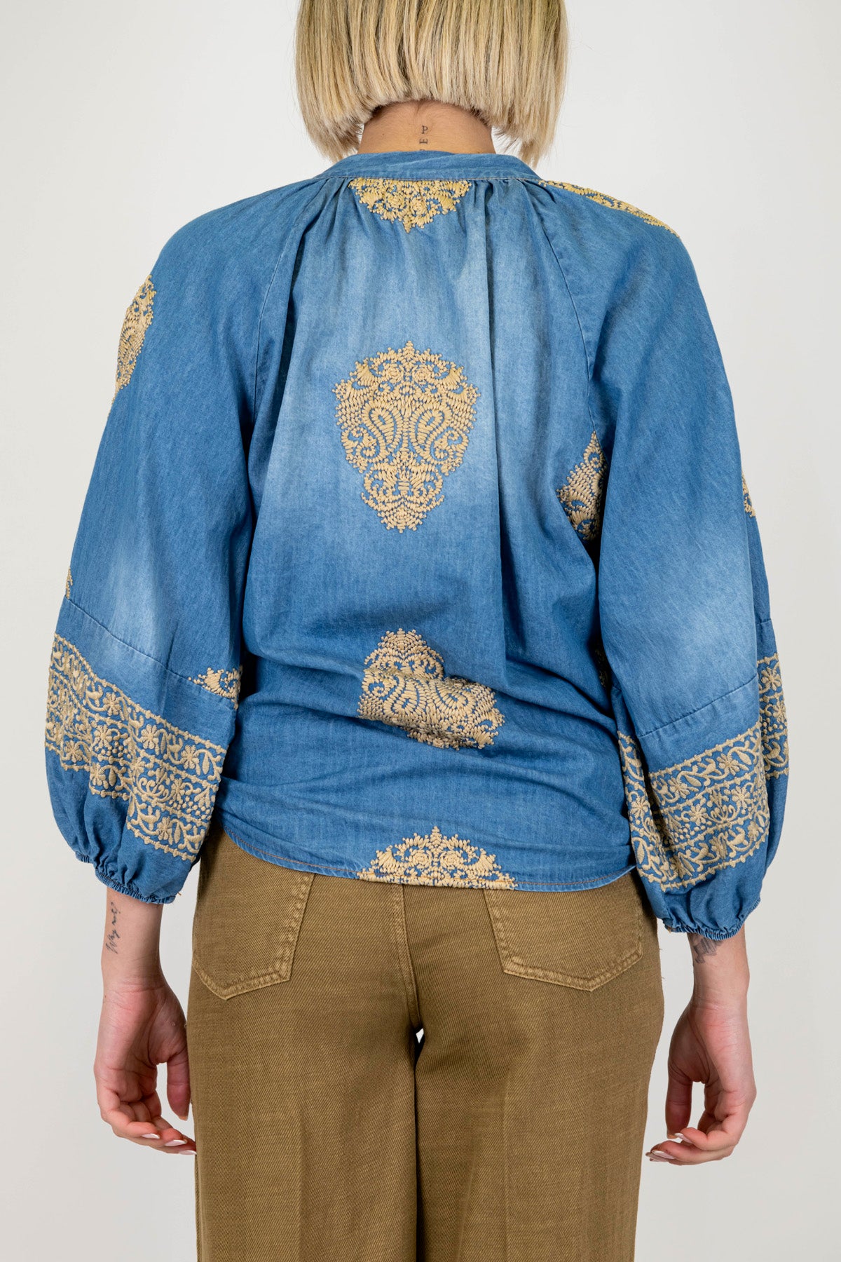 Tensione in - Camicia in cahmbray con ricami a contrasto e nodo sul fondo