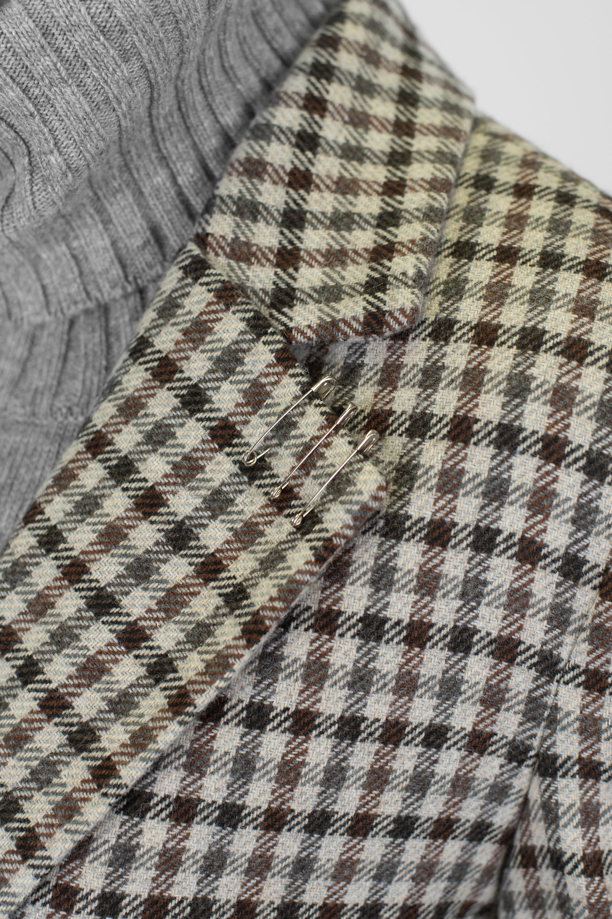 Tensione in - Giacca monopetto microfantasia quadri in misto lana con graffette sul rever