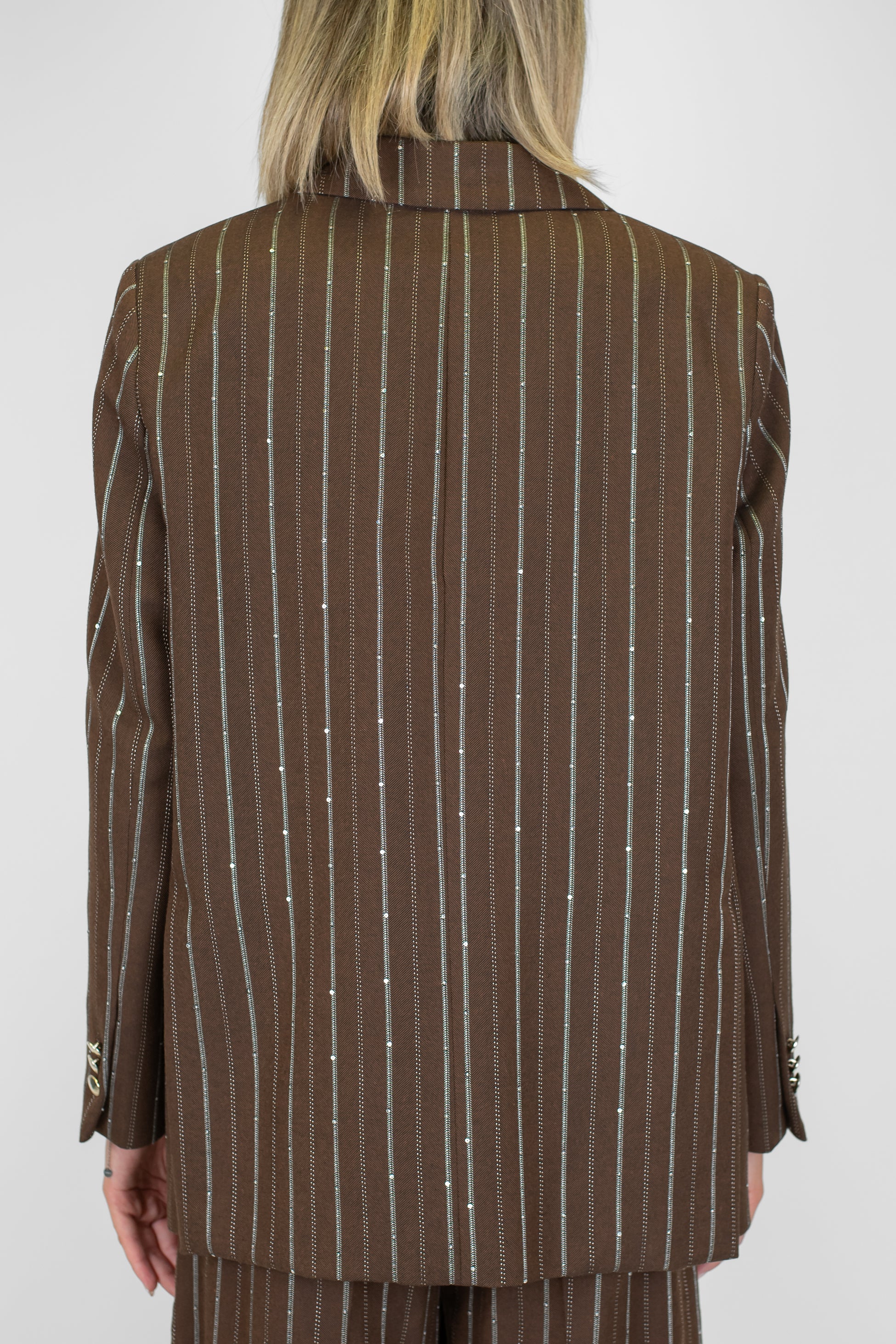 Motel - Giacca monopetto gessata con piallettes e spilla gioiello