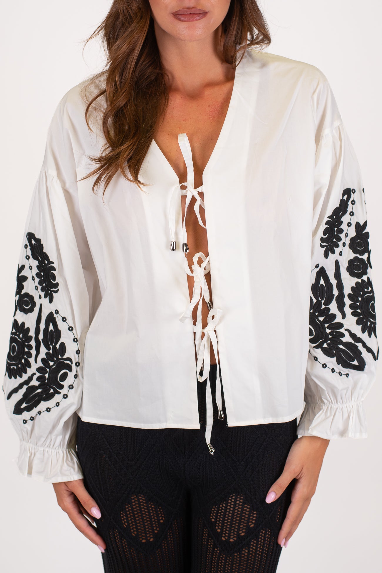 Dixie - Camicia con ricami a contrasto sulle maniche e chisurua con laccetti