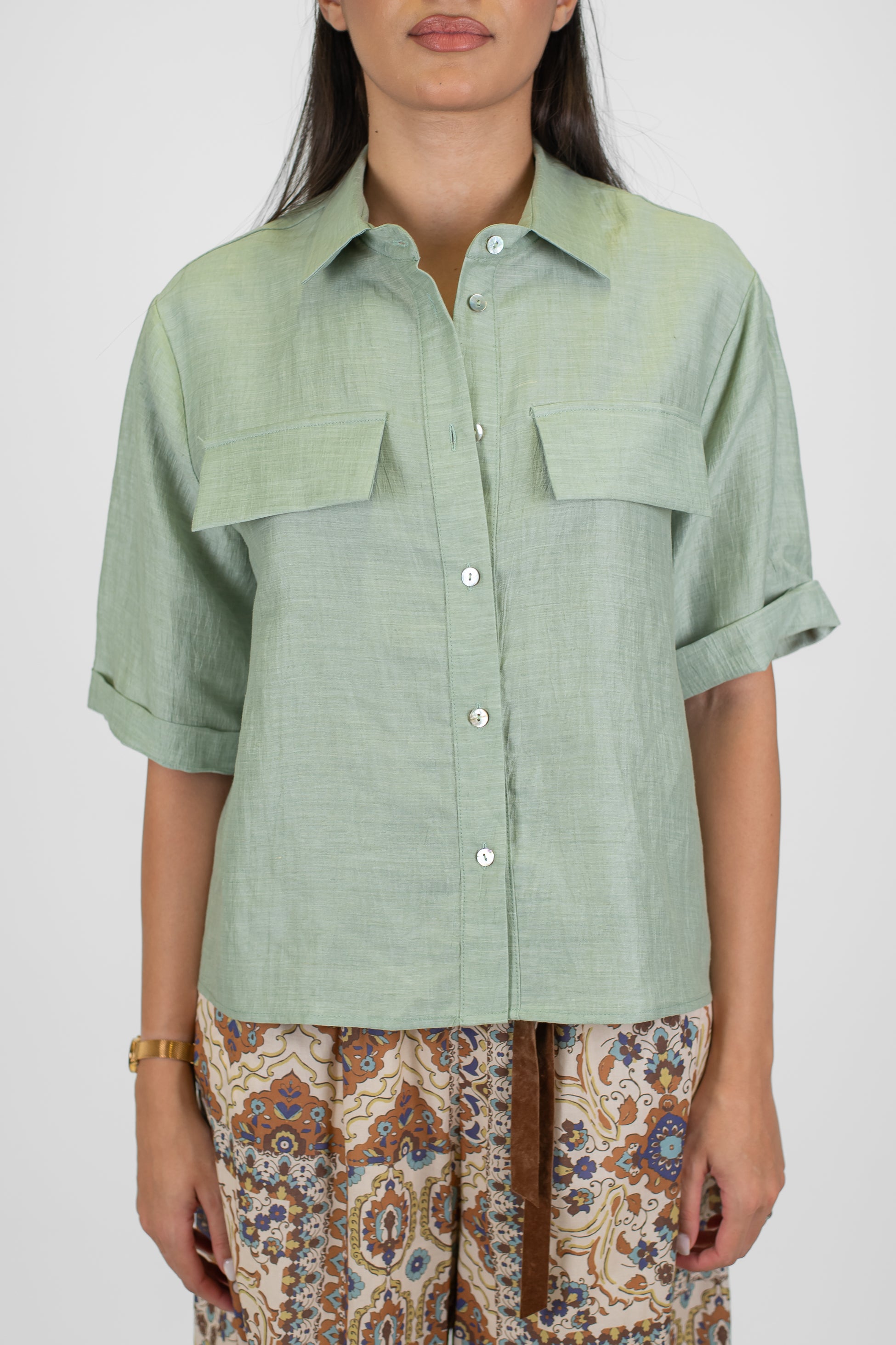 Tensione in - Camicia mezzamanica in lino con tasconi avanti