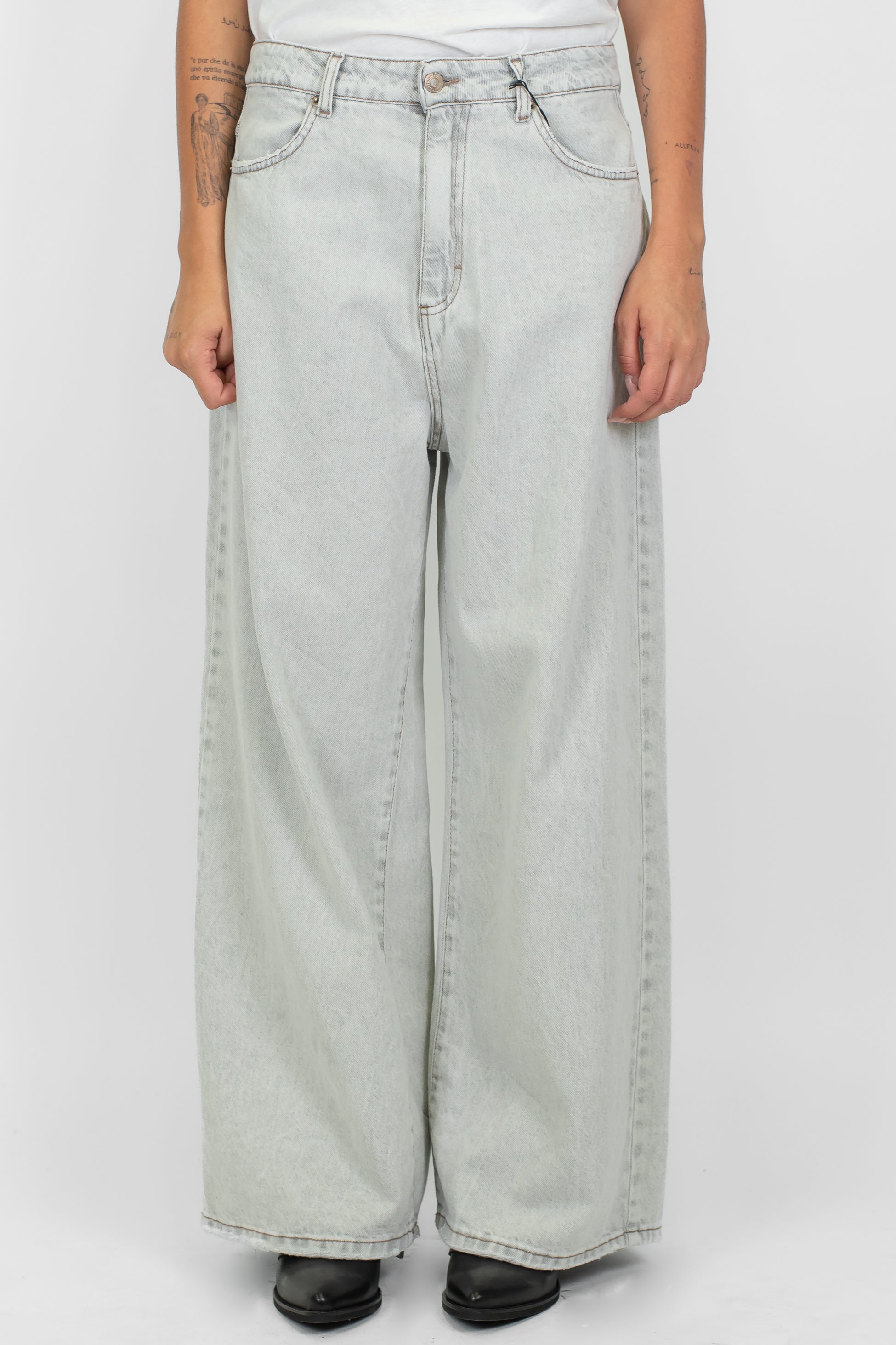 Tensione in - Jeans palazzo lavaggio chiaro modello Giusi con tasconi posteriori