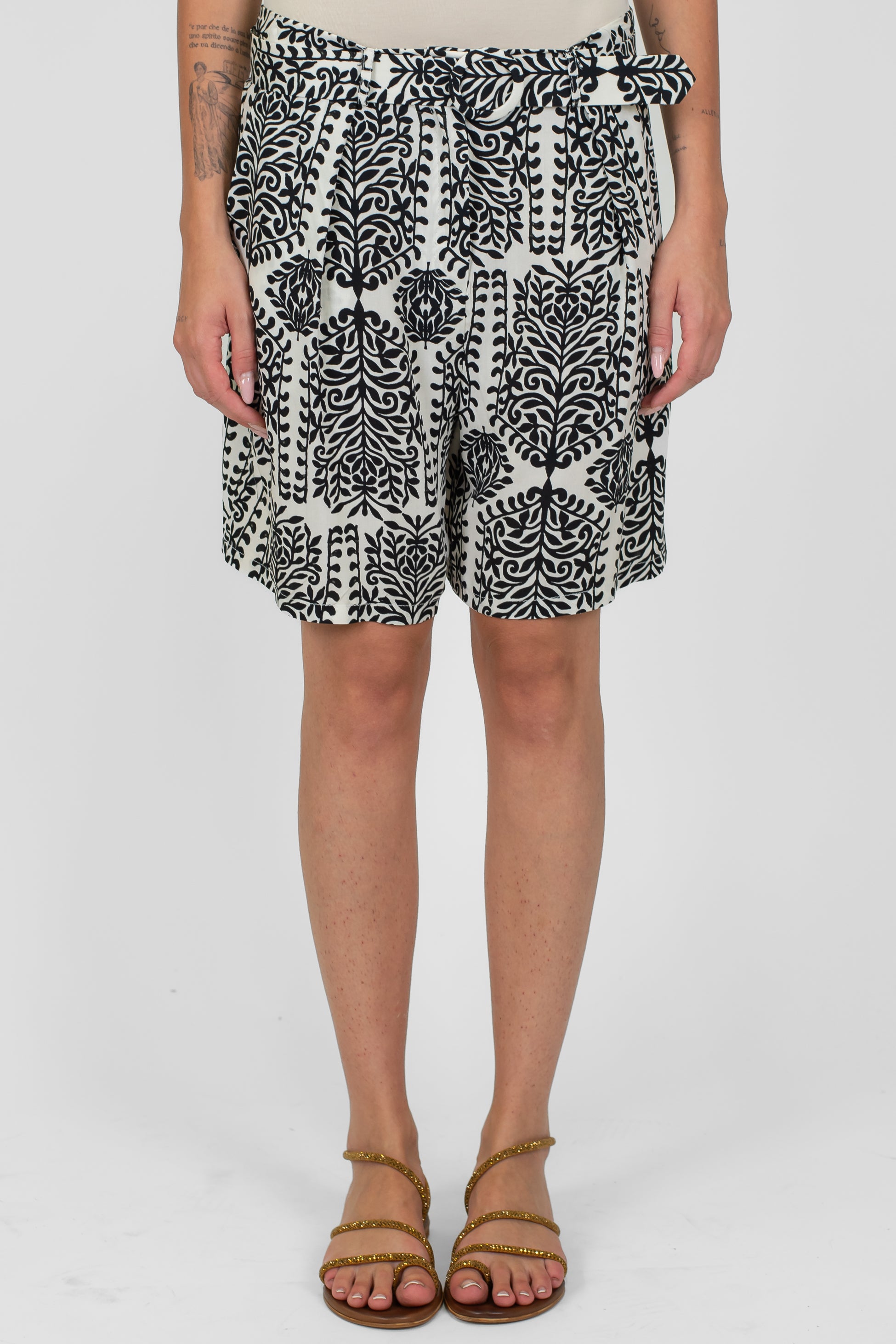 Tensione in - Bermuda con cintura fantasia bianco/nero