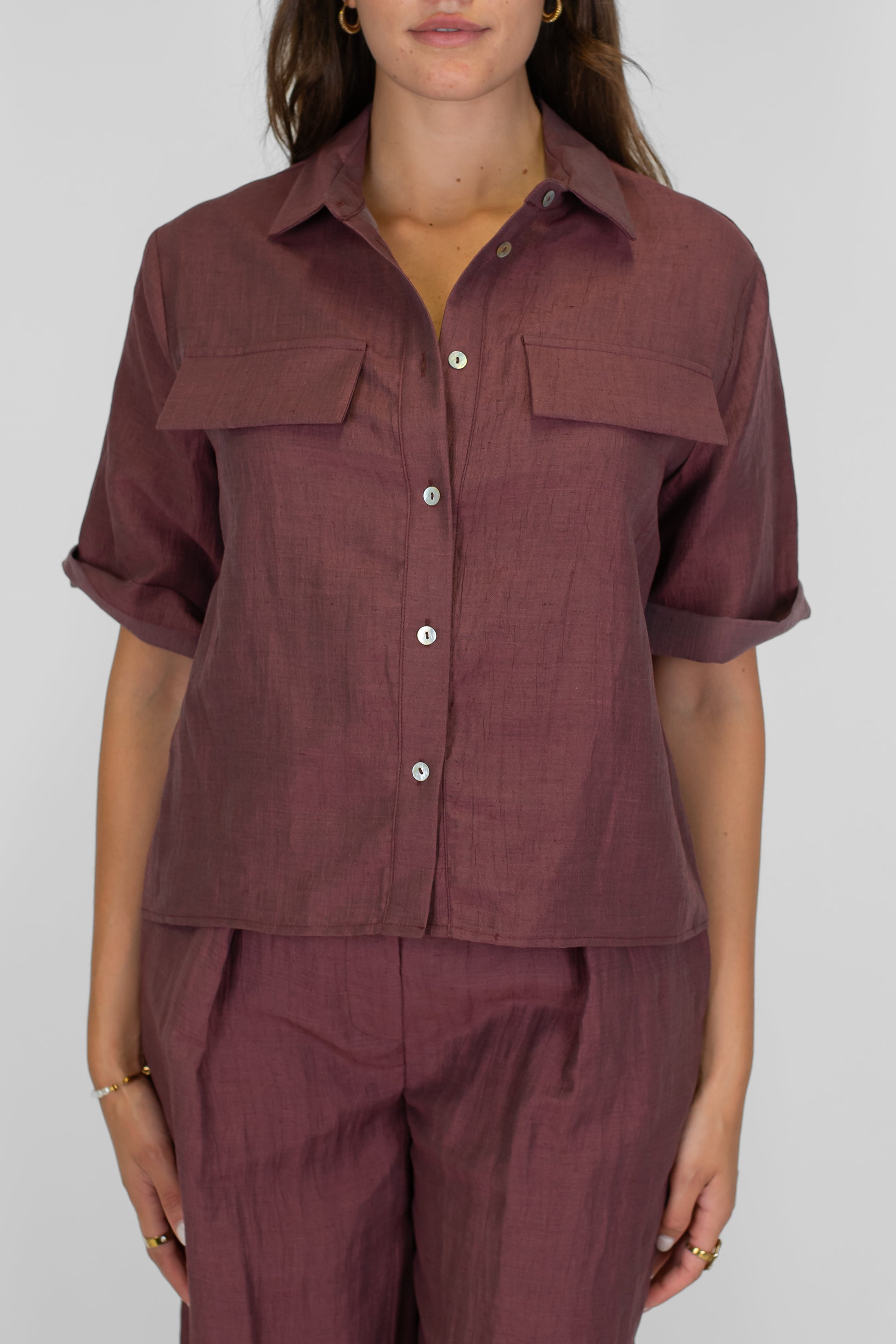 Tensione in - Camicia mezzamanica in lino con tasconi avanti