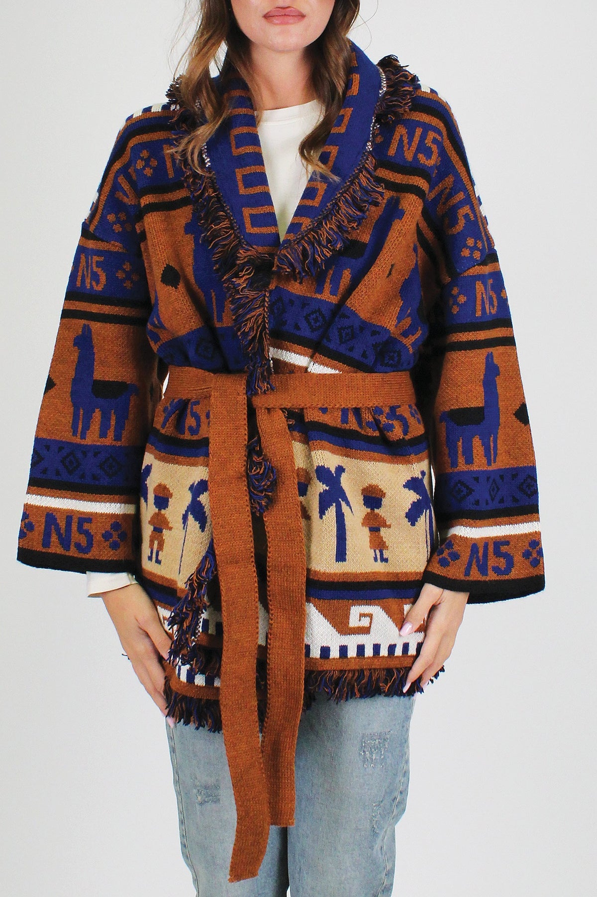 Tensione in - Cardigan fantasia cammelli in misto lana con profilo frange e cintura in tessuto