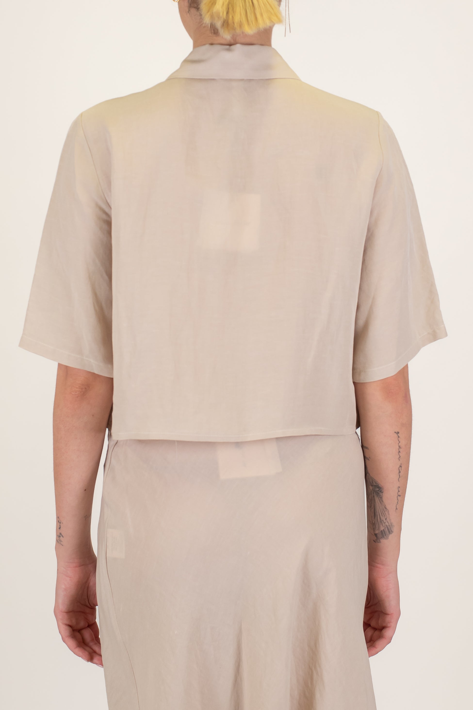 Tensione in - Coordinato in misto viscosa e lino con camicia crop mezzamanica e gonna con elastico in vita