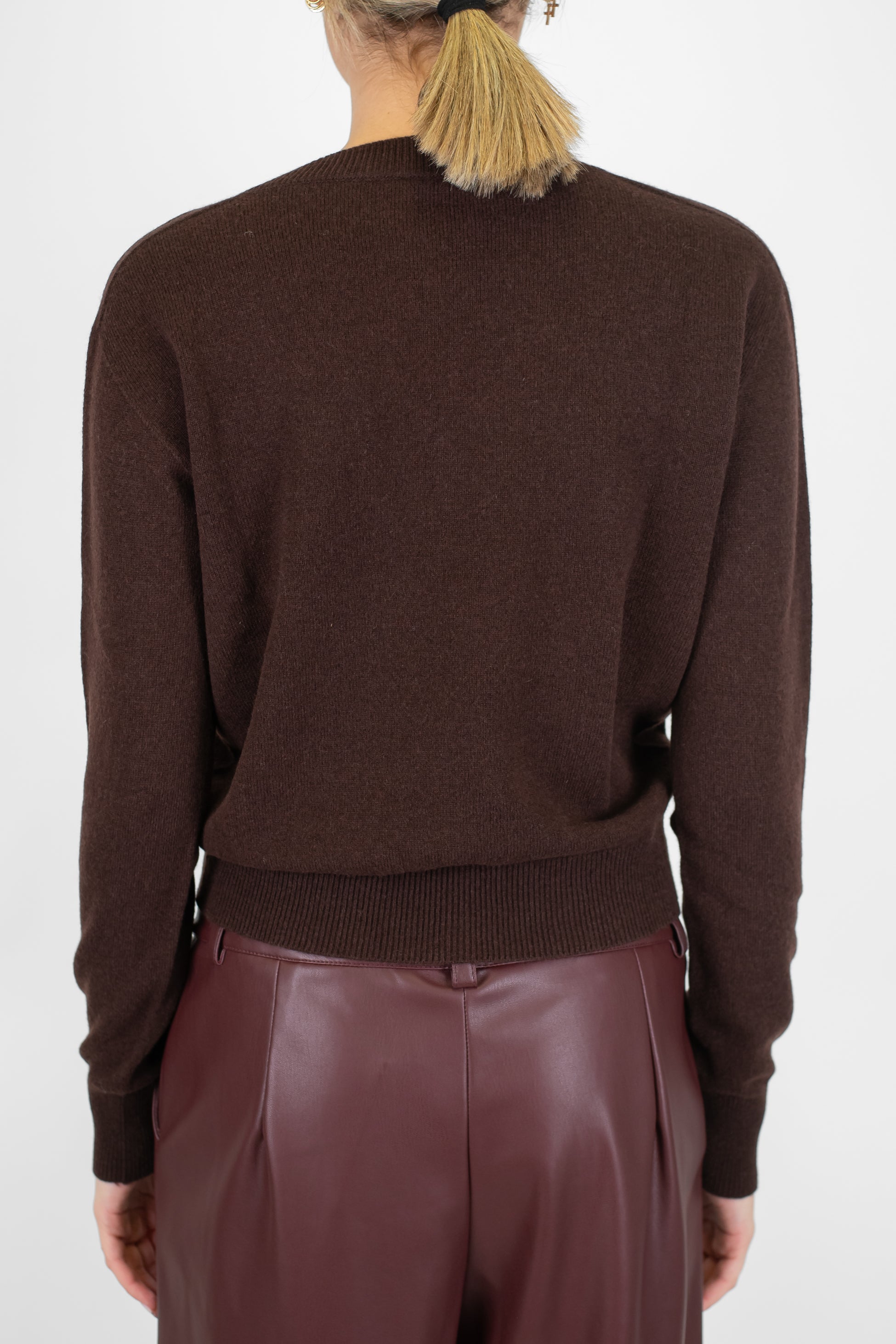 Tensione in - Maglia scollo a V in pura lana