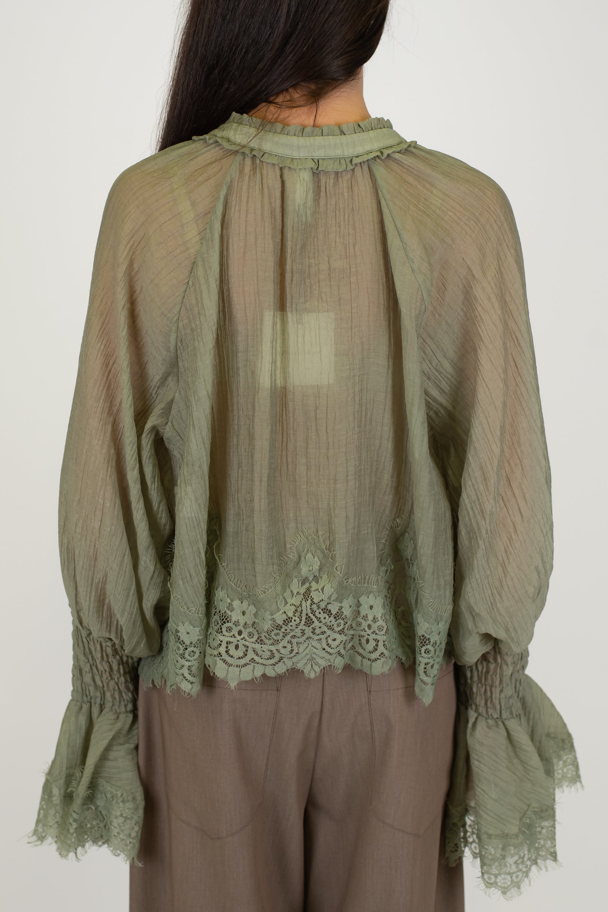 Tensione in - Camicia scollo a V in lyocell con manica a campana e fondo in pizzo