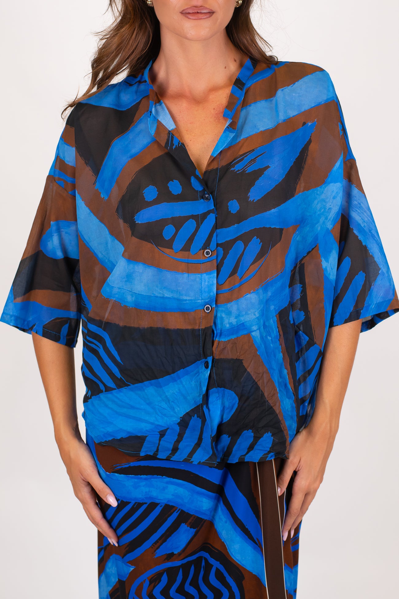 Tensione in - Camicia fantasia in mussola di cotone con collo coreano e manica tre quarti