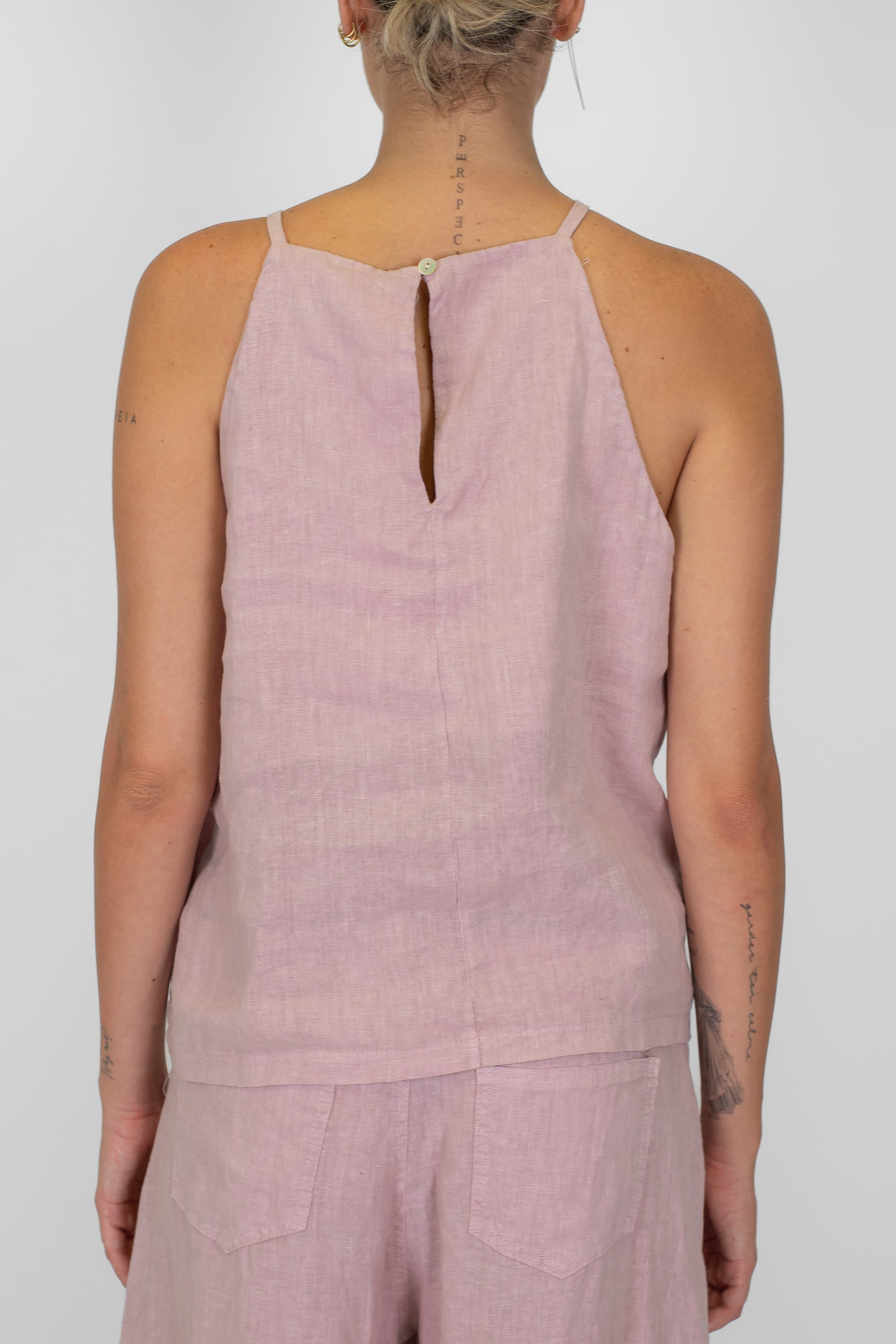 Tensione in - Top in puro lino con bretelle strette con bottoncino sul retro