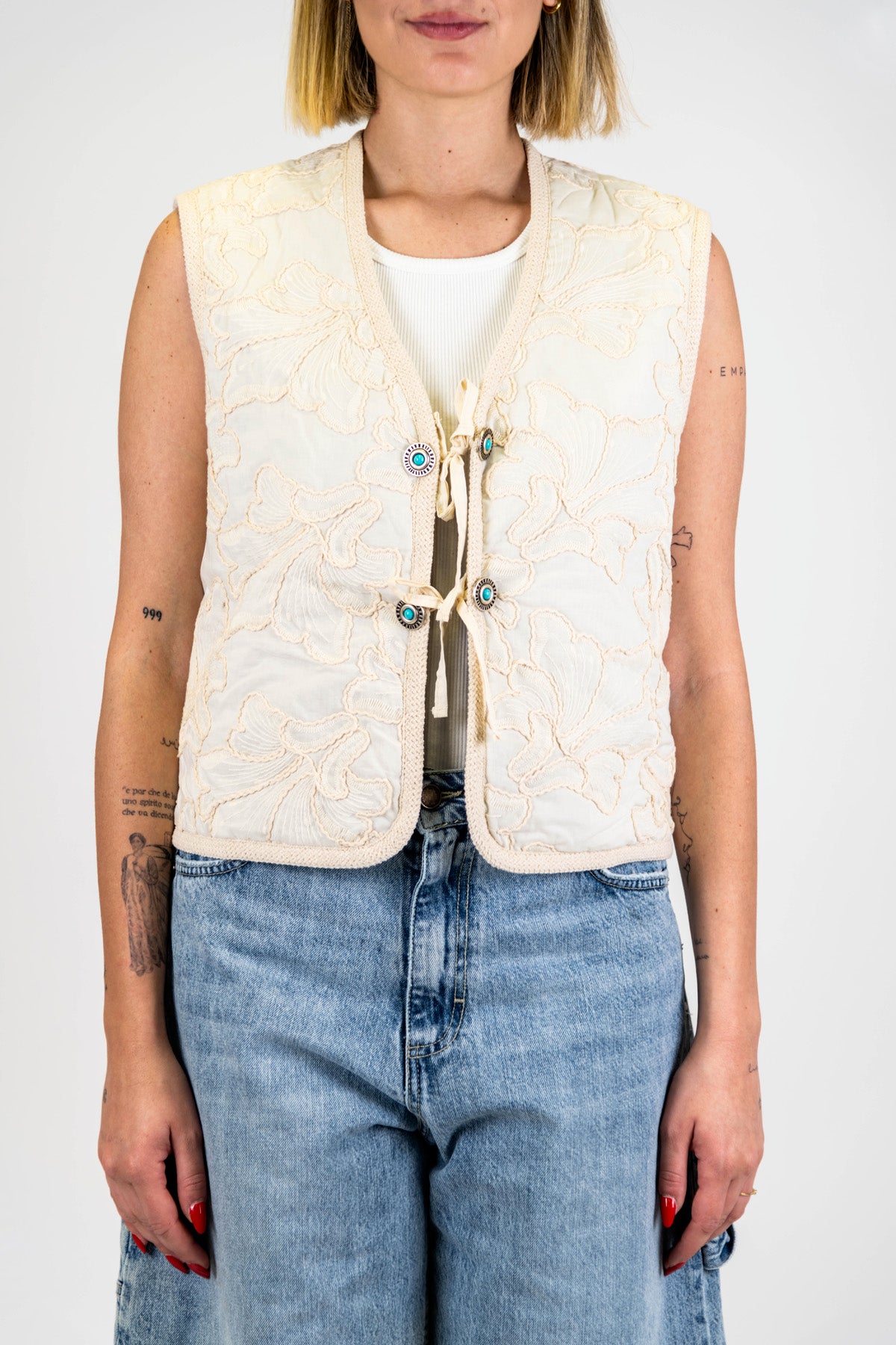 Tensione in - Gilet ricamato con trama interna e chiusura con lacci