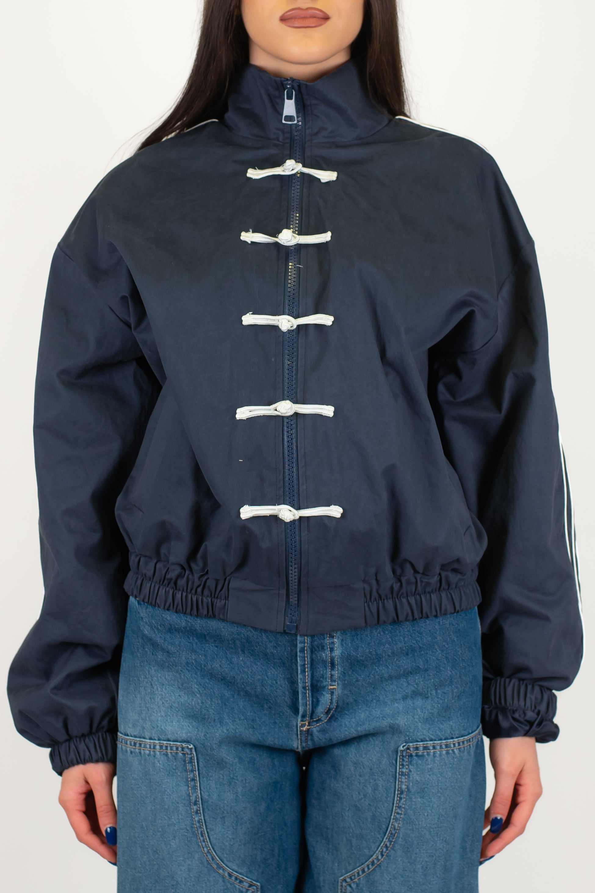Tensione in - Bomber con chiusura zip e alamari ed elastico sul fondo