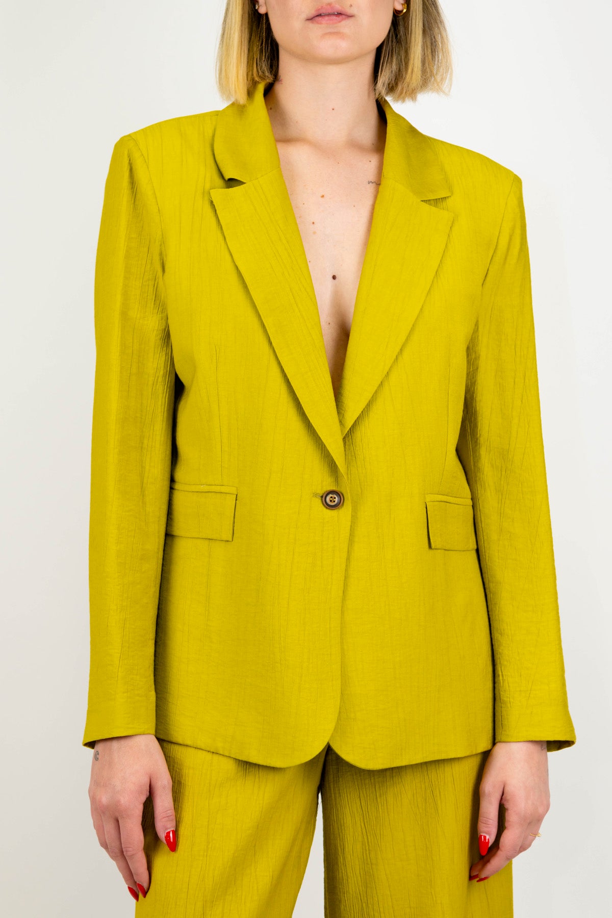 Tensione in - Tailleur in viscosa leggera con giacca monopetto e pantalone palazzo con elastico sul retro