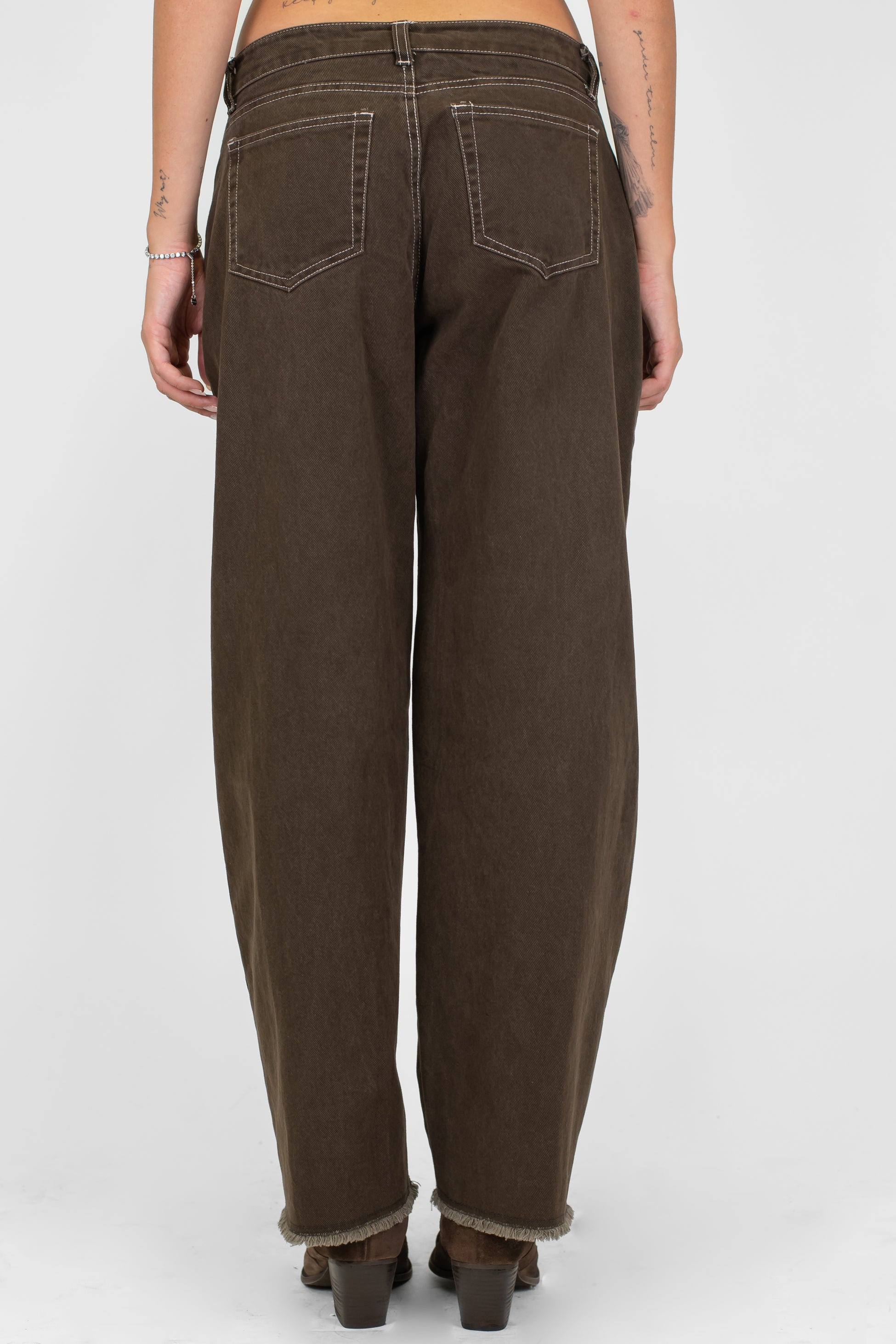 Tensione in - Pantalone balloon in denim colorato sfrangiato sul fondo