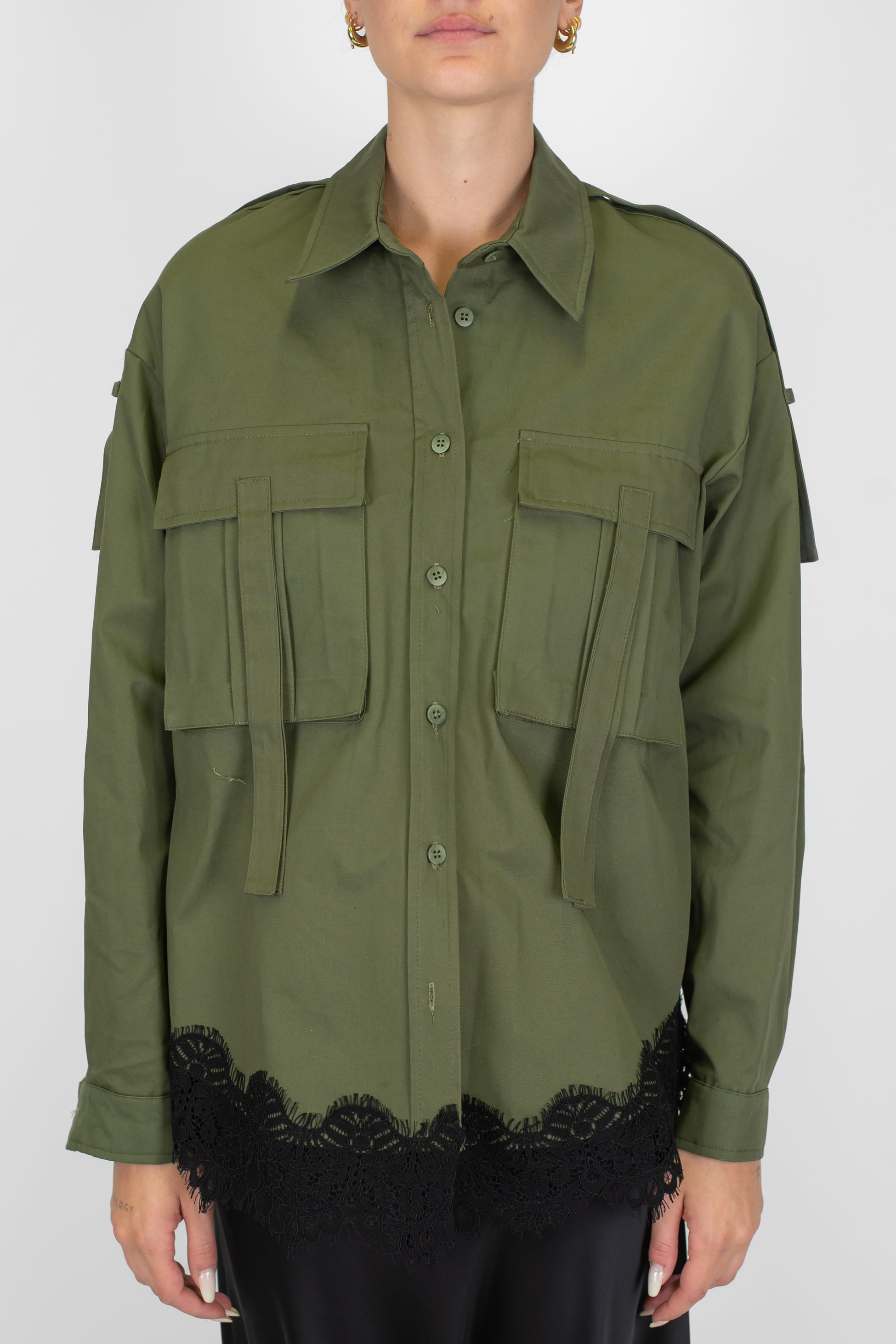 Tensione in - Camicia con tasconi sul petto e fondo in pizzo