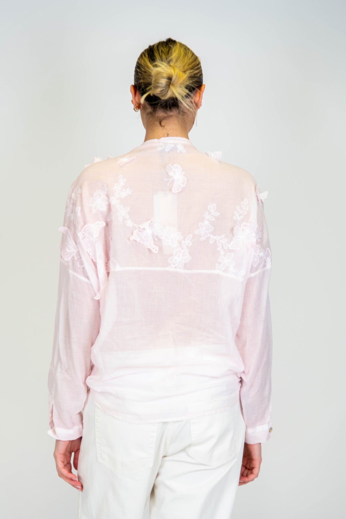 Motel - Camicia fantasia farfalle ricamate con collo coreano e nodo sul fondo