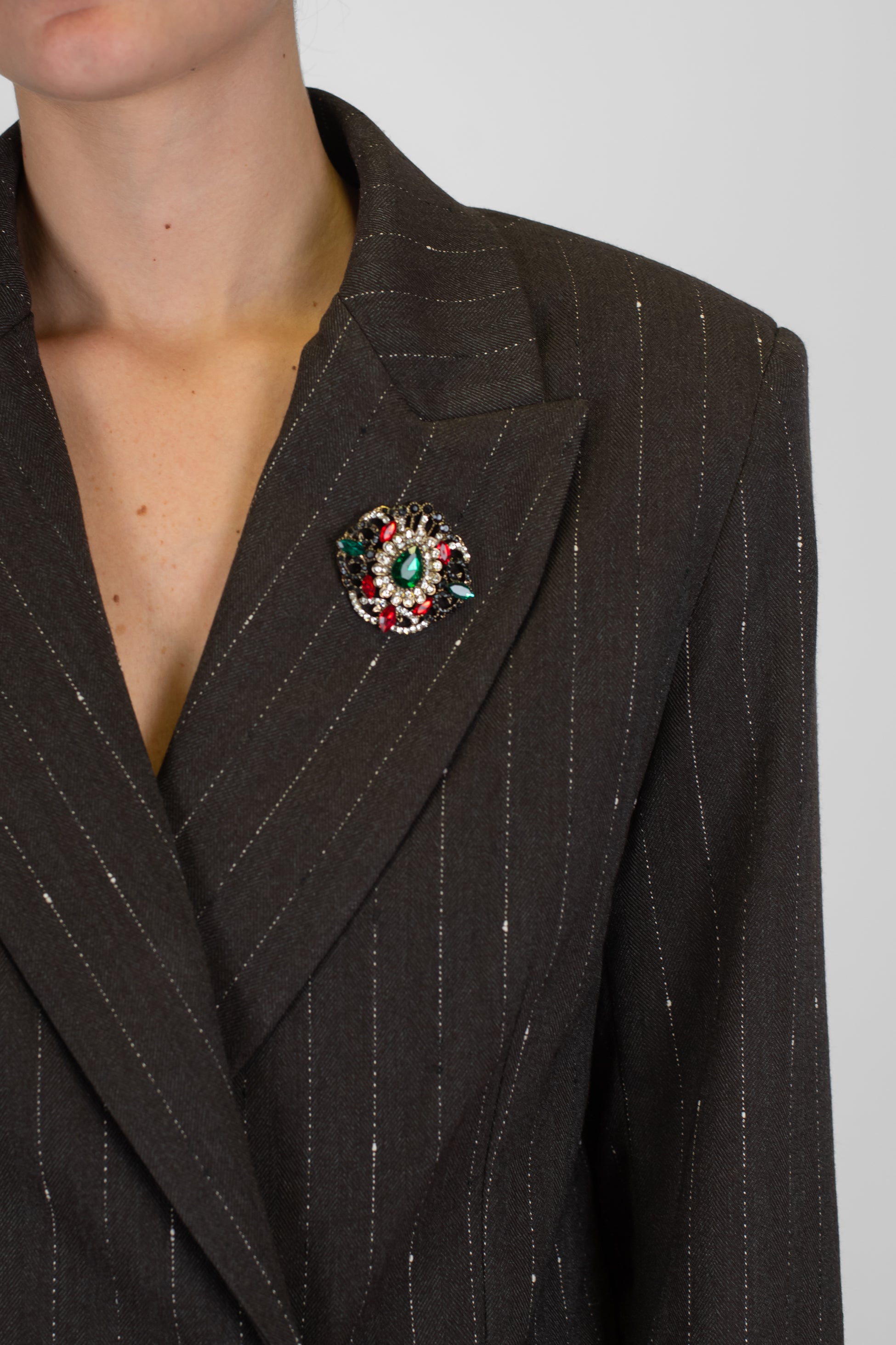 Maryley - Giacca doppiopetto gessata con spilla gioiello su rever