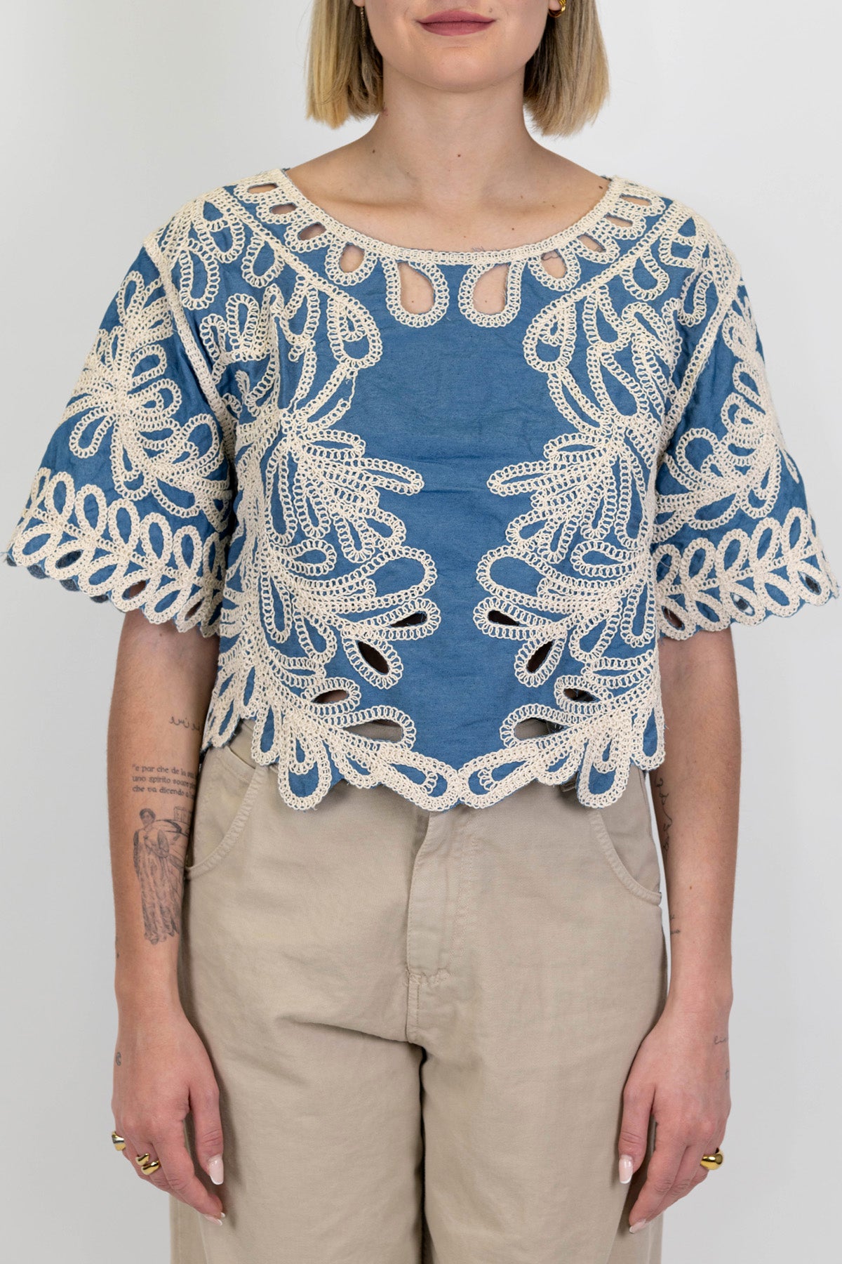 Tensione in - T-shirt crop con ricami in crochet