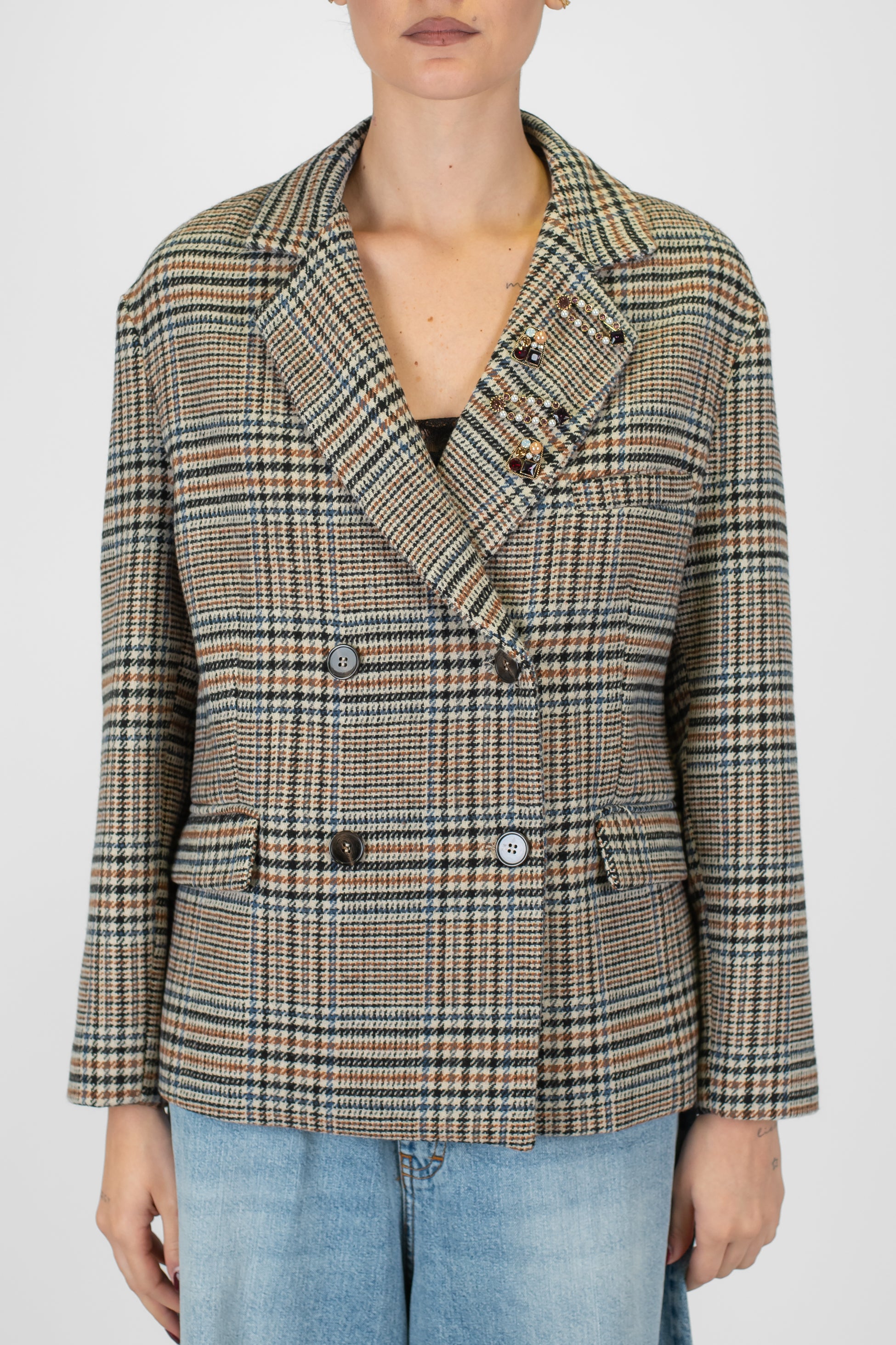 Tensione in - Giacca doppiopetto principe di galles con spille sul rever