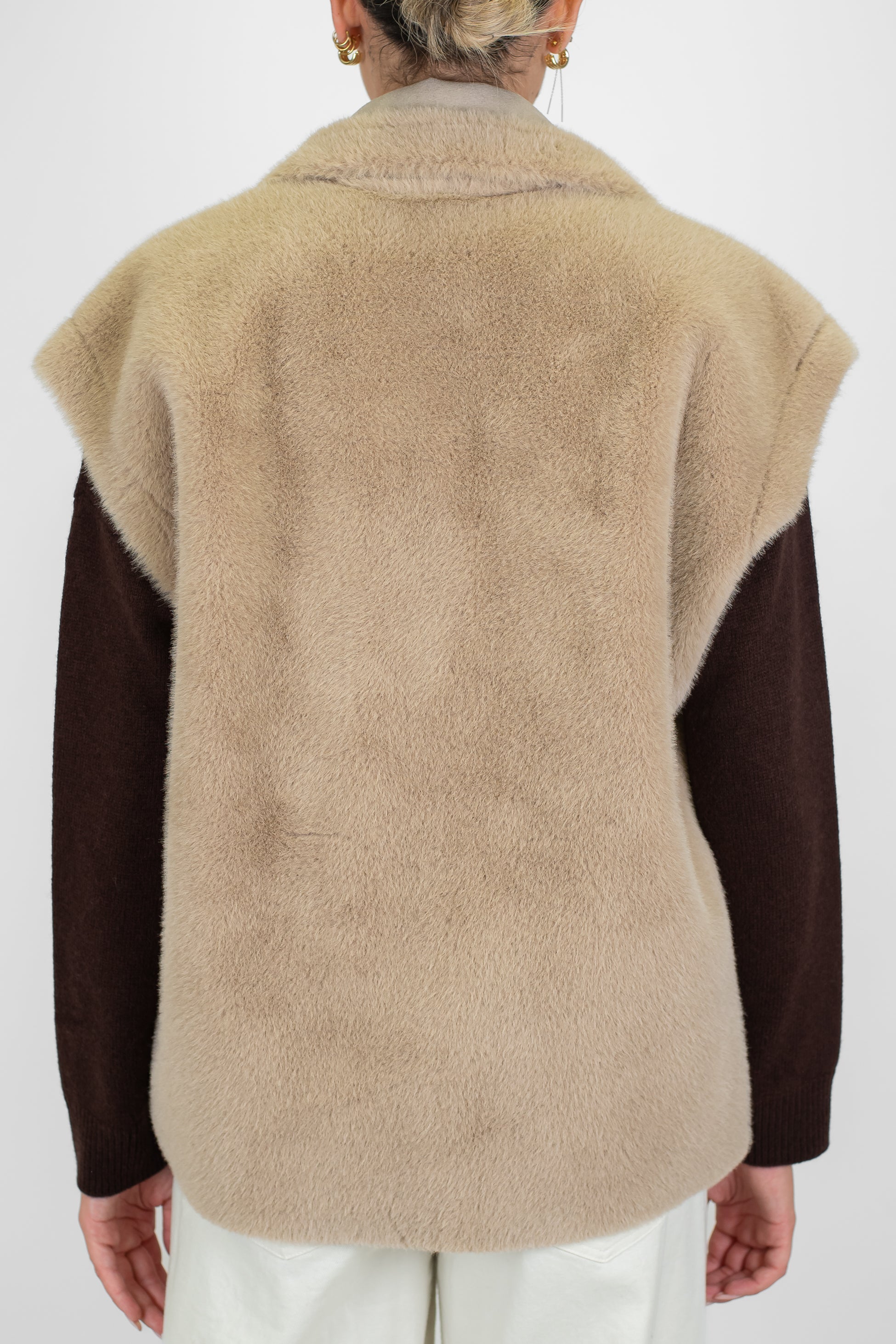 Tensione in - Ecopelliccia giromaniche con rever a lancia e chiusura a scomparsa