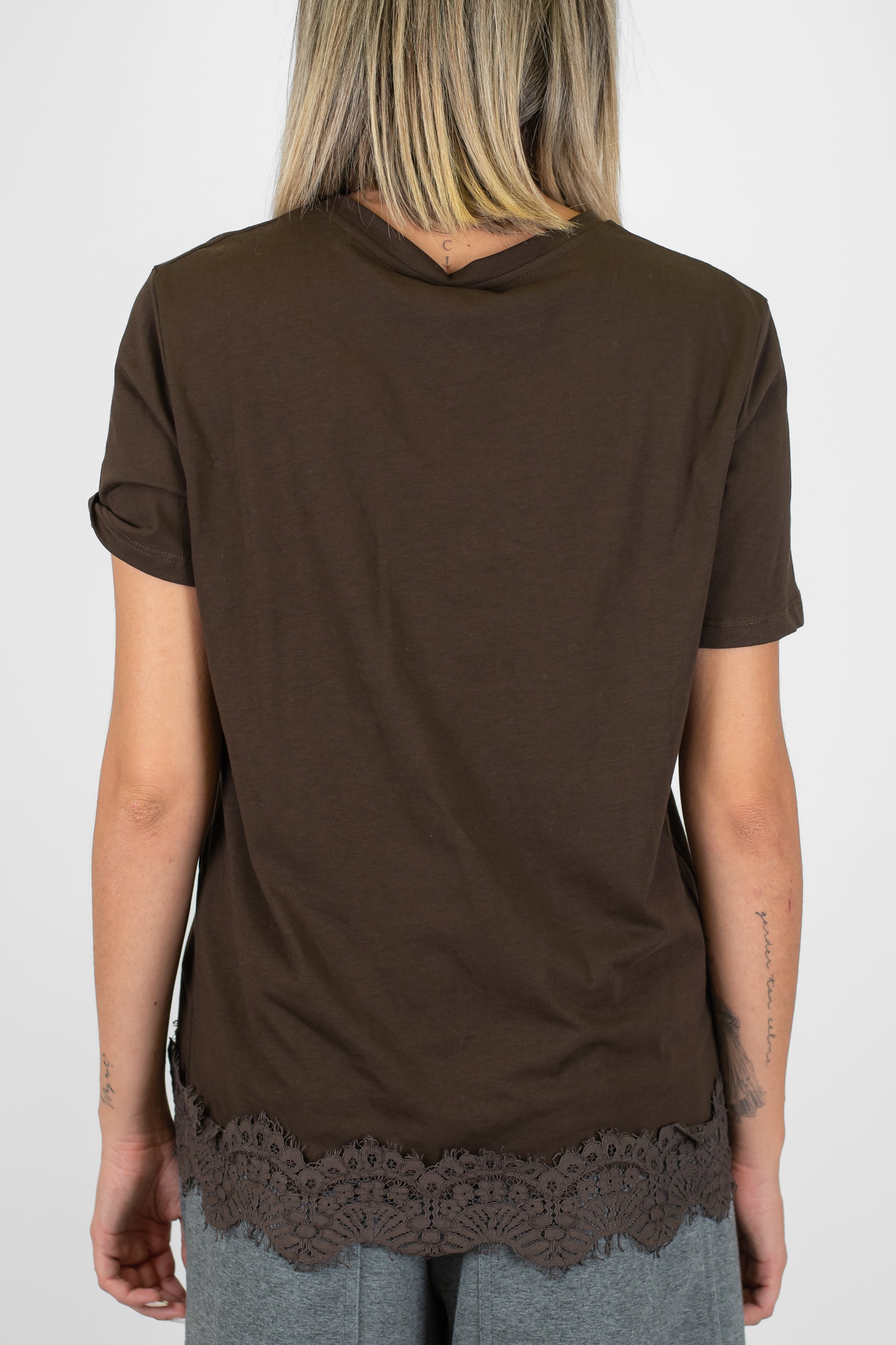 Tensione in - T-shirt con spacco e orlo in pizzo tono su tono