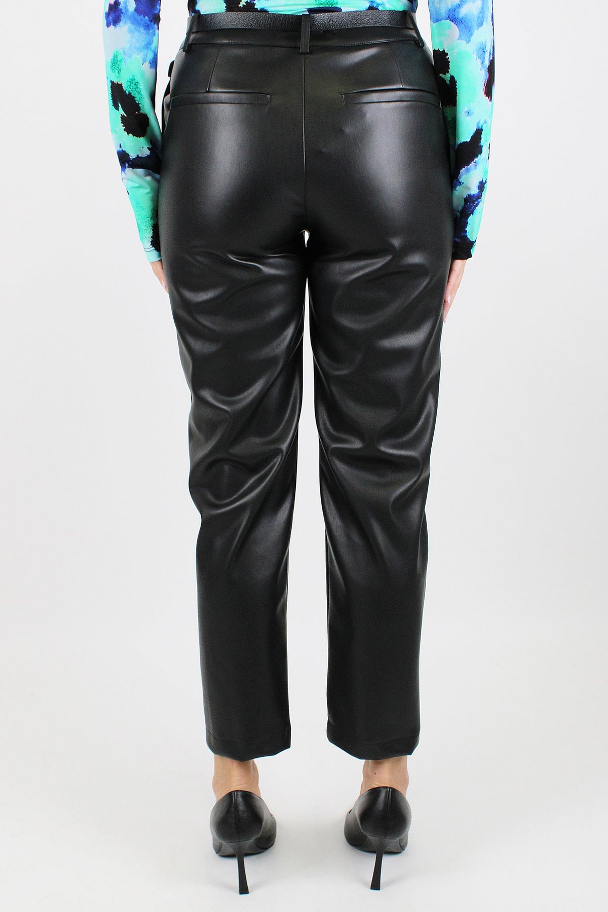 Tensione in - Pantalone slim in ecopelle