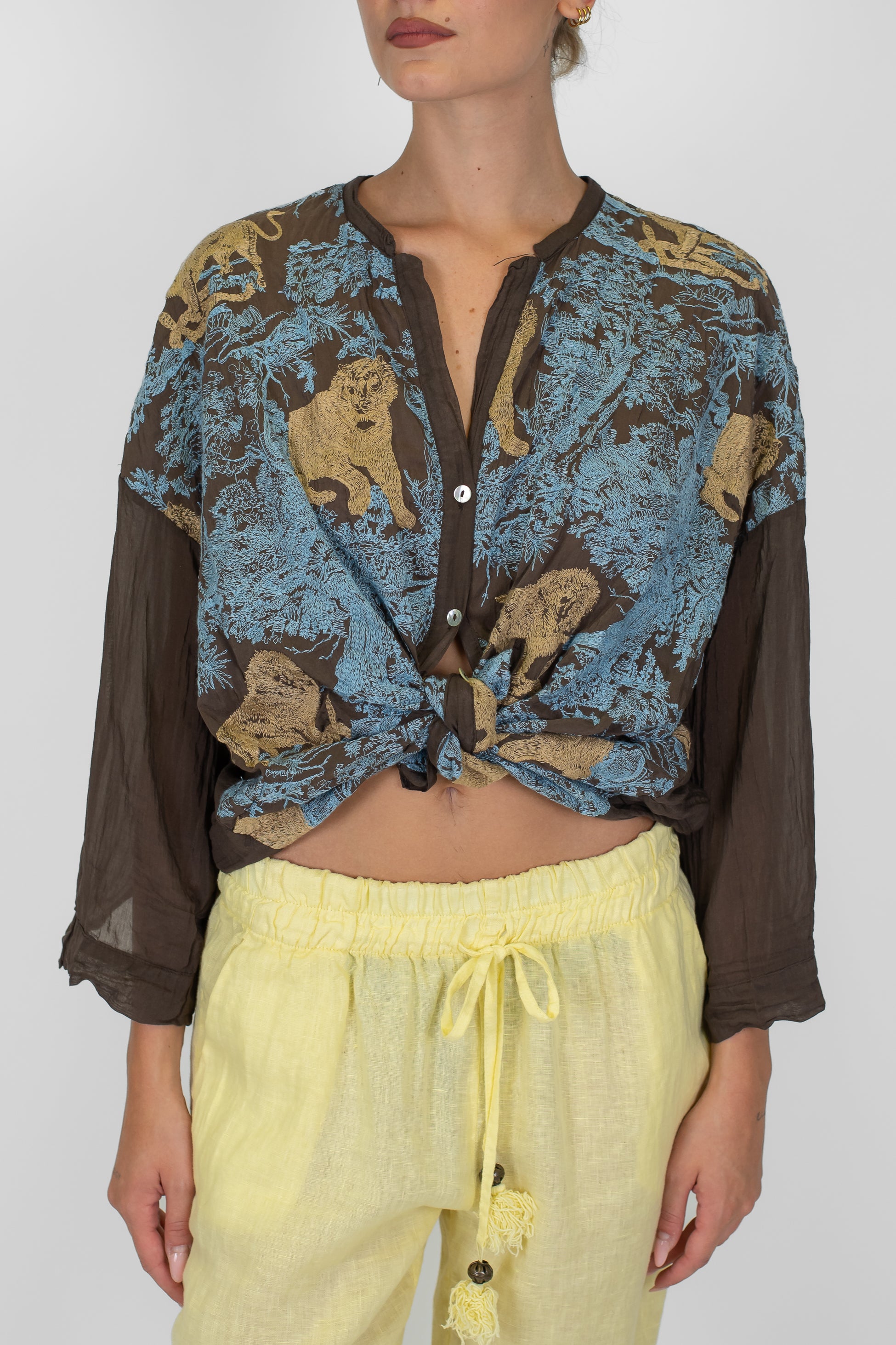 Tensione in - Camicia in mussola di cotone e seta con ricami