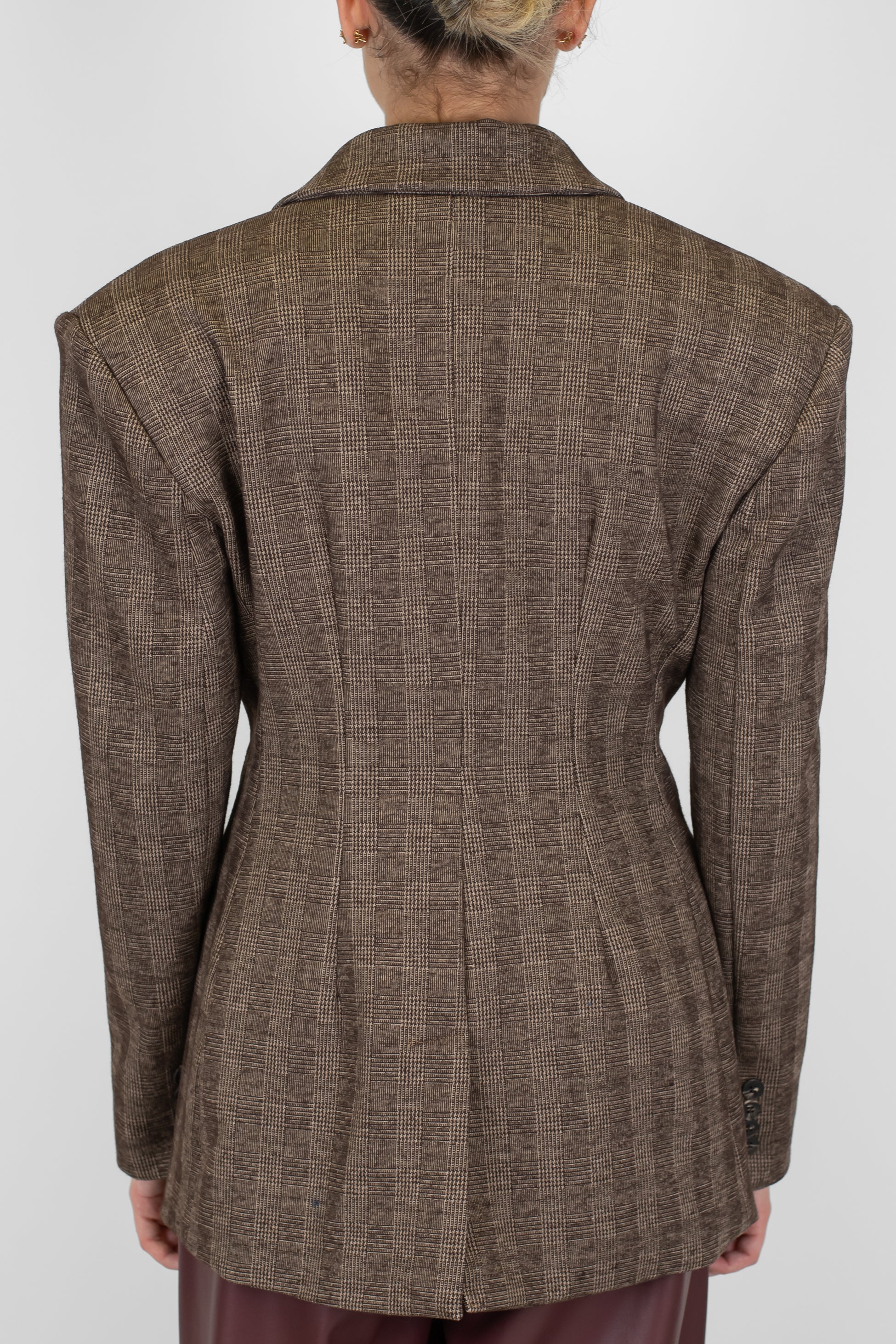 Tensione in - Giacca fantasia check avvitata con spalline e spilla