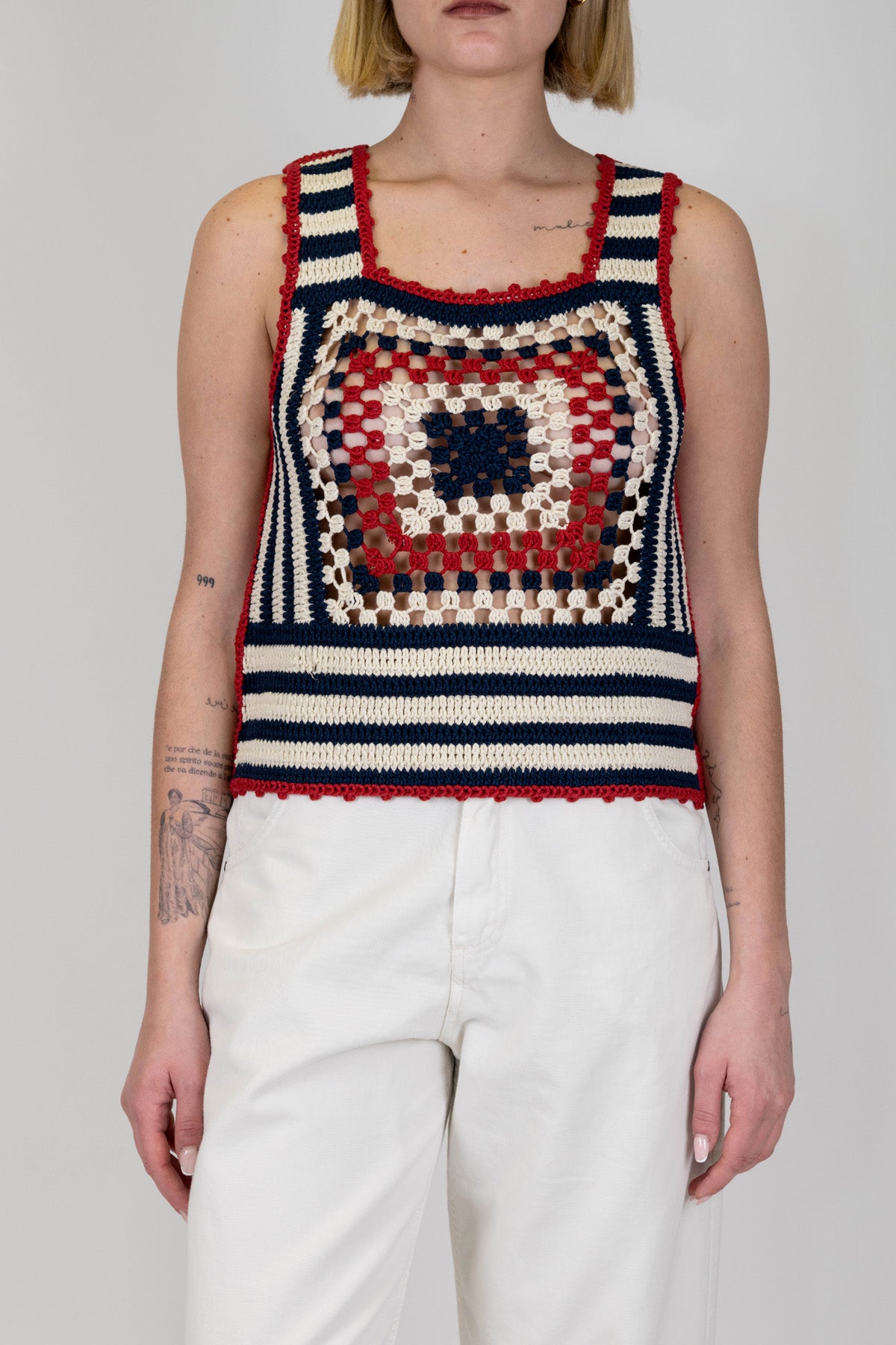 Tensione in - Top crochet a righe con colori a contrasto