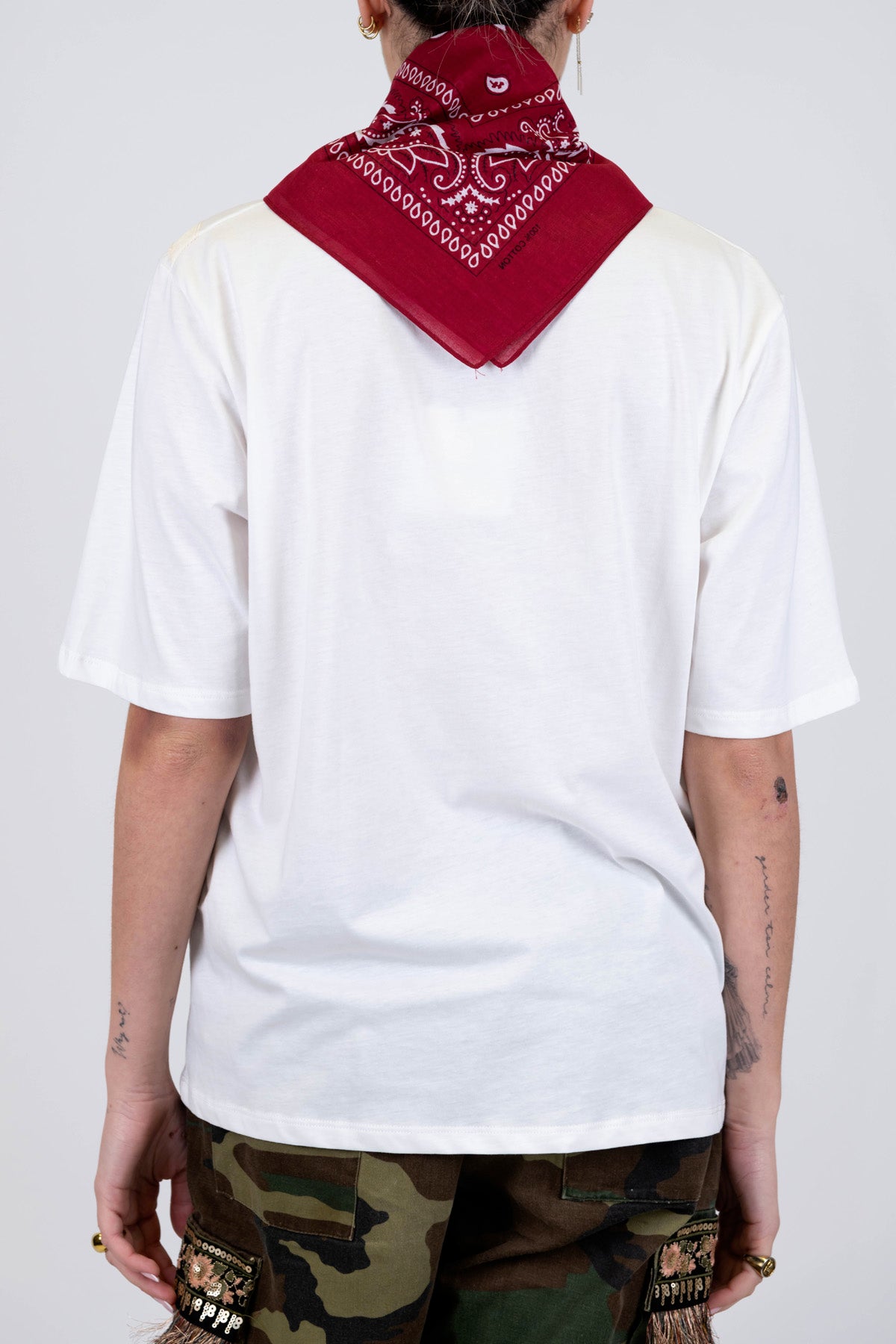 Tensione in - T-shirt con scritta, ricamo in pizzo sovrapposto e bandana al collo